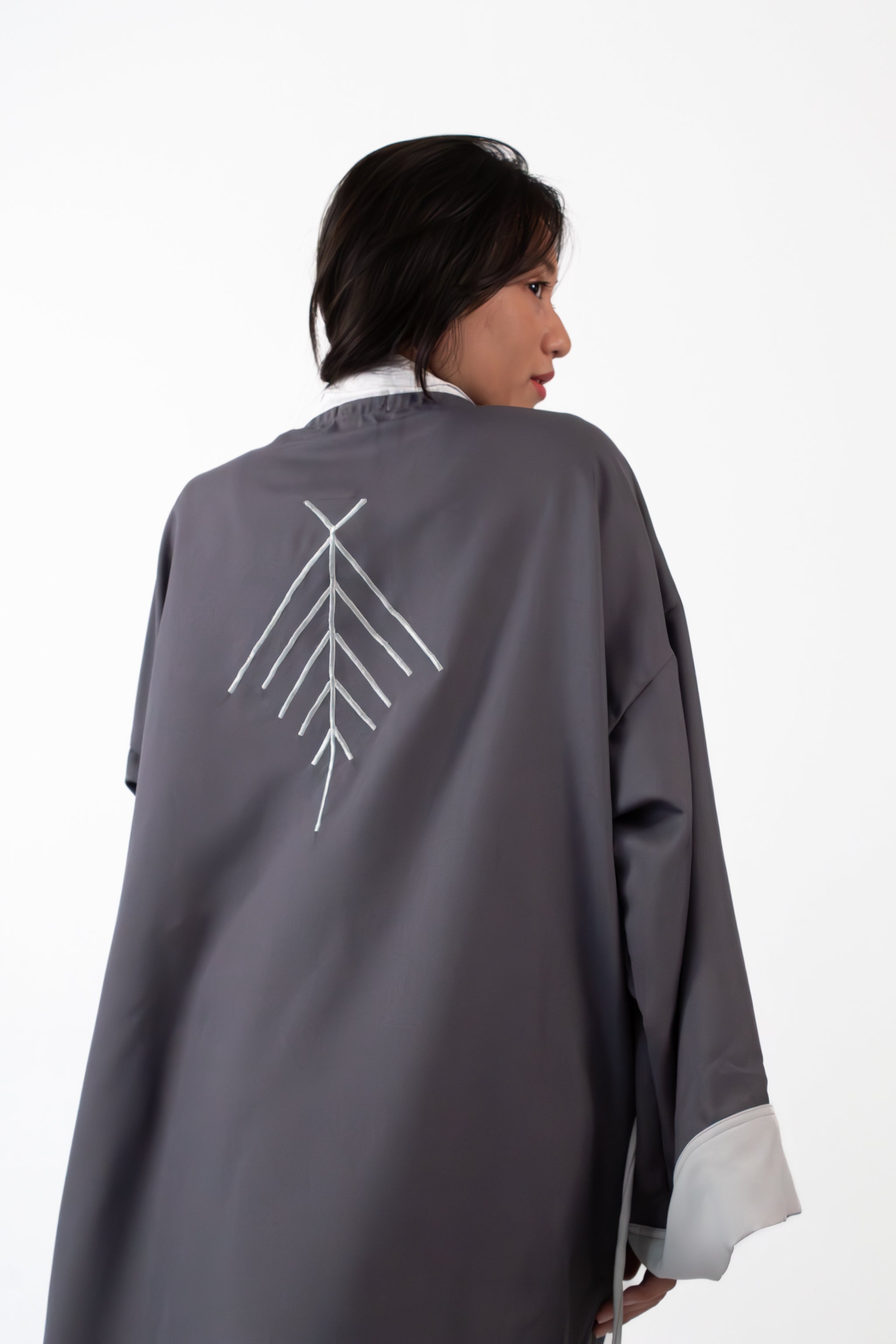 ✦ Salo Guardian - Kurzer grauer Kimono mit Skorpion-Stickerei