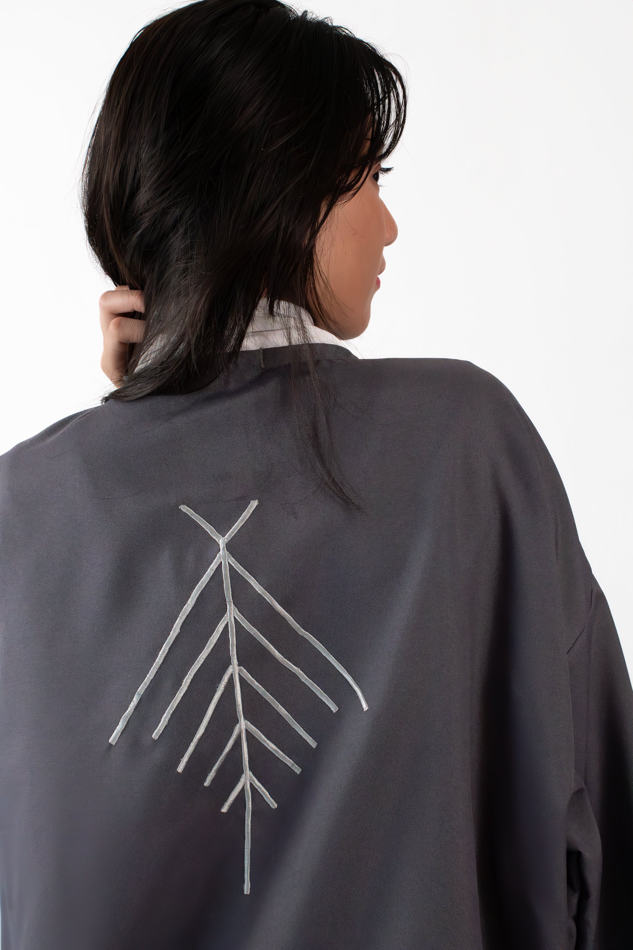 ✦ Salo Guardian - Kurzer grauer Kimono mit Skorpion-Stickerei
