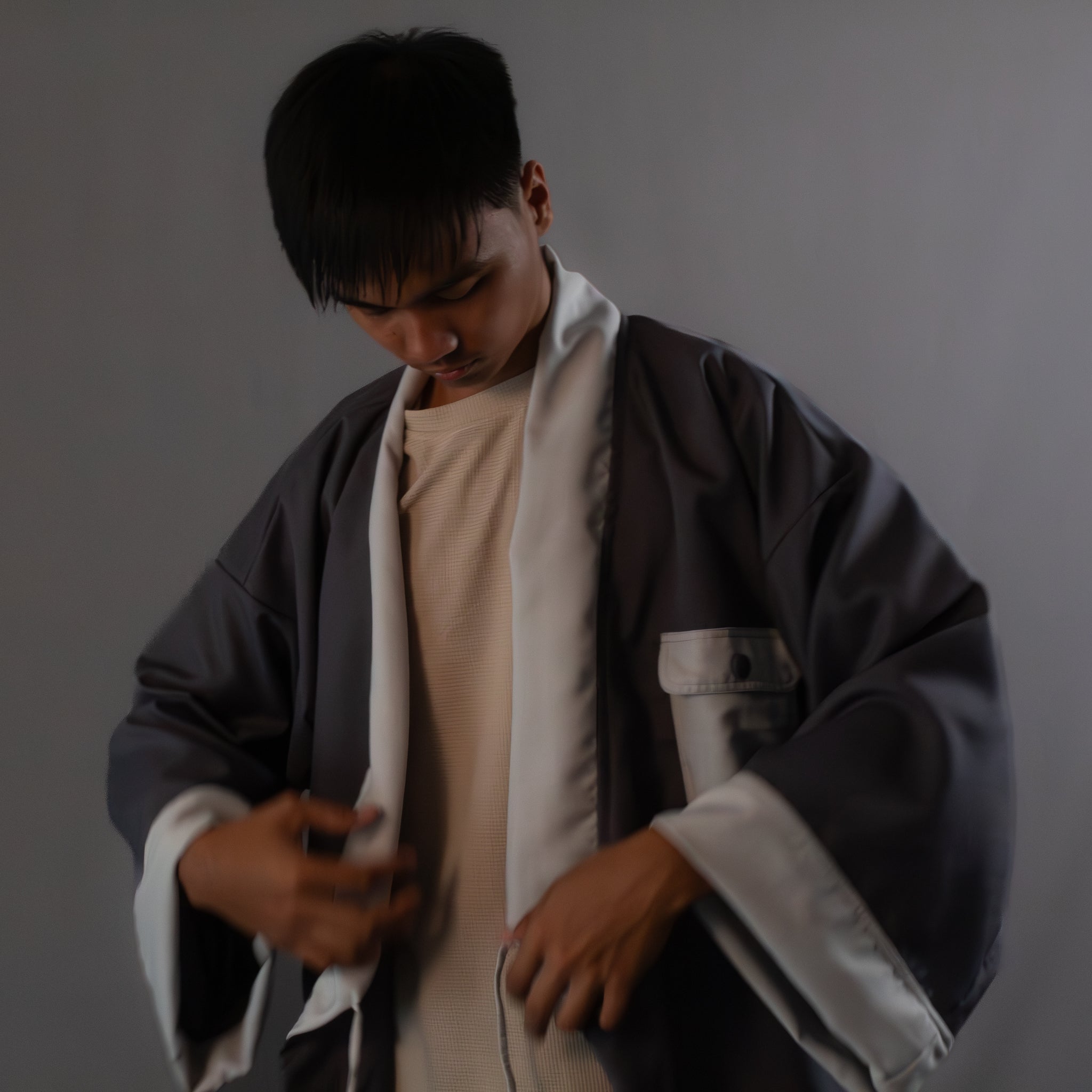 ✦ Salo Guardian - Kurzer grauer Kimono mit Skorpion-Stickerei