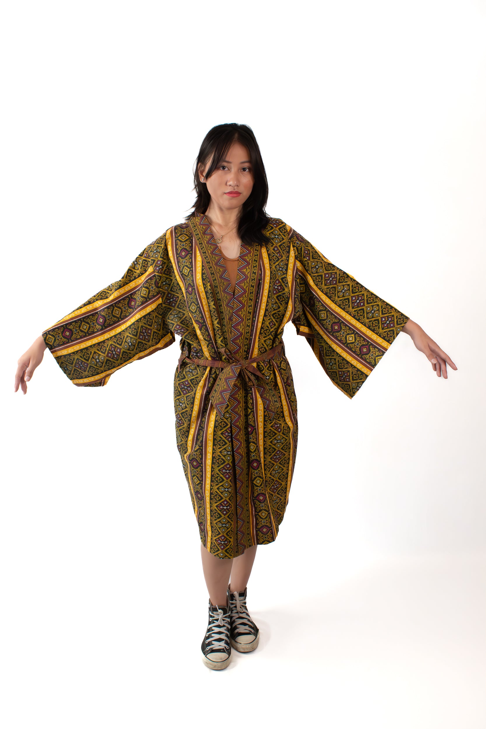 ✦ Kalimo – Kurzer Kimono mit Malong-Muster in Braun und Gold