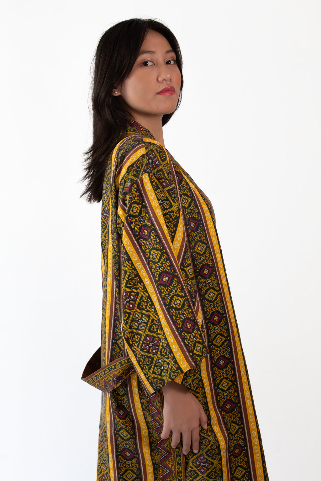 ✦ Kalimo – Kurzer Kimono mit Malong-Muster in Braun und Gold