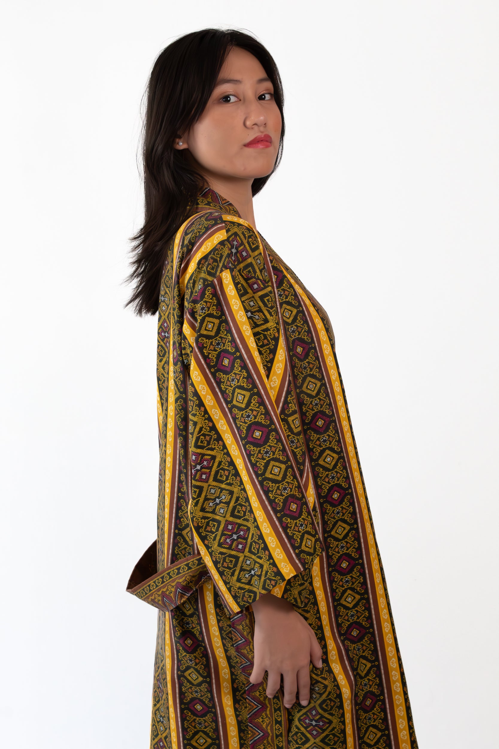 ✦ Kalimo – Kurzer Kimono mit Malong-Muster in Braun und Gold