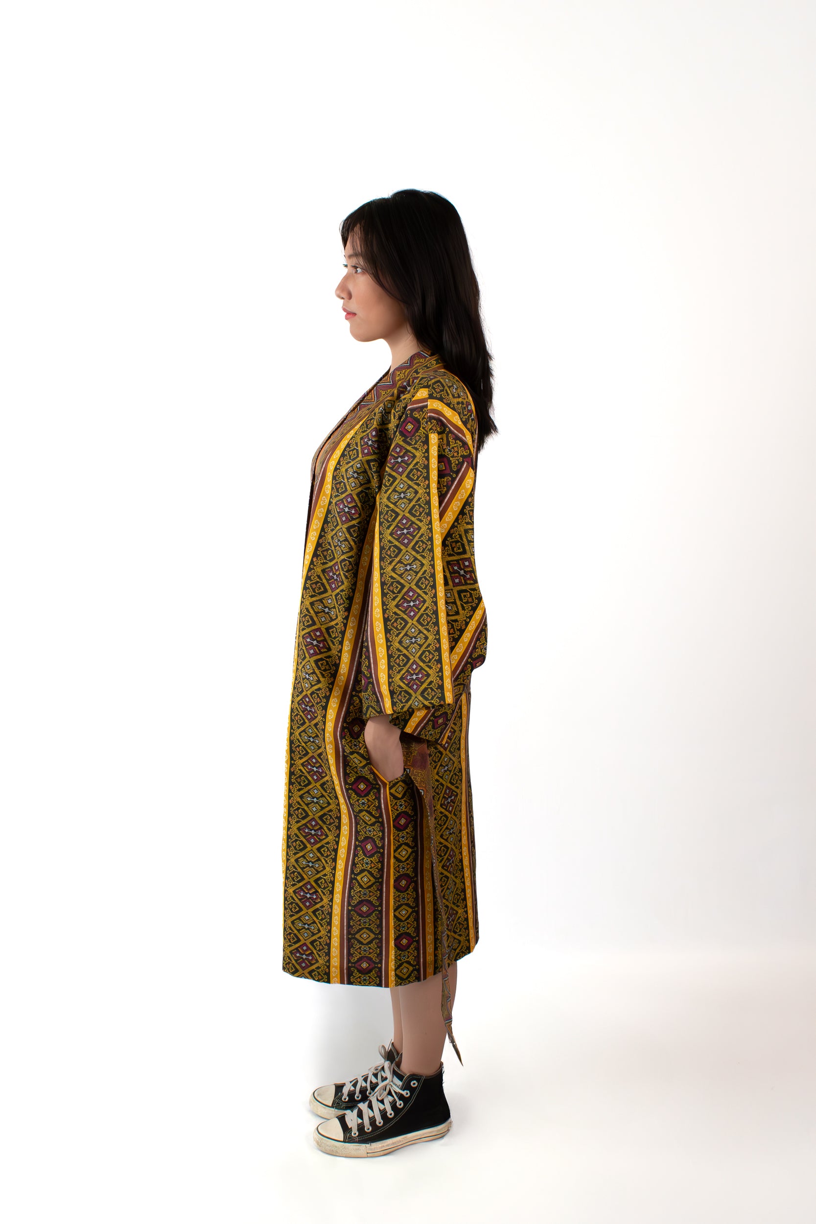 ✦ Kalimo – Kurzer Kimono mit Malong-Muster in Braun und Gold