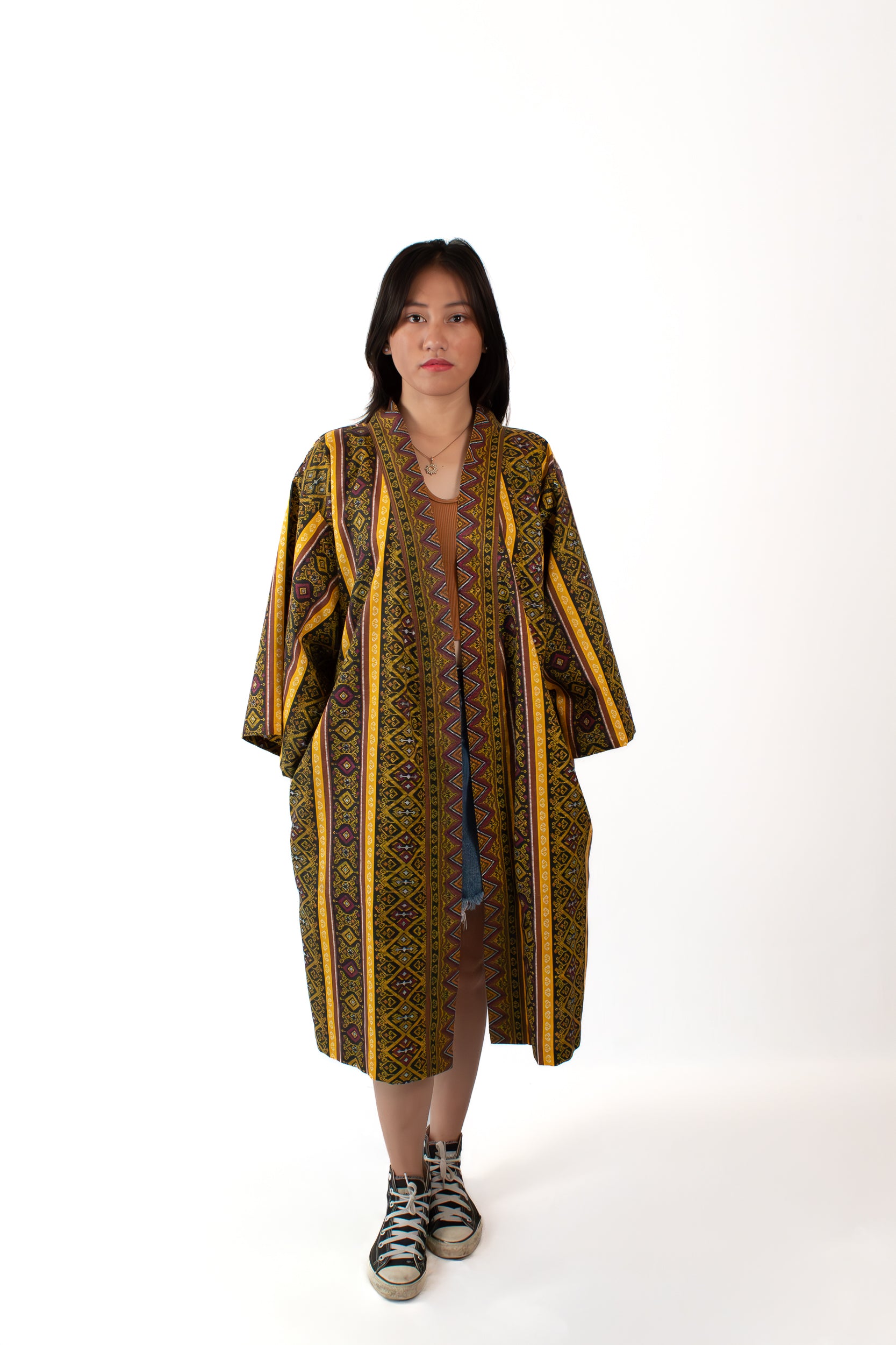 ✦ Kalimo – Kurzer Kimono mit Malong-Muster in Braun und Gold