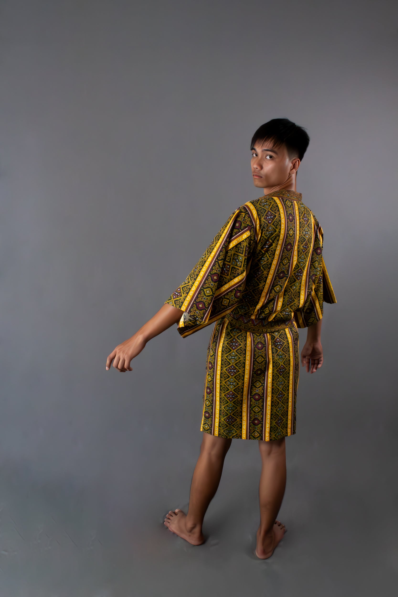 ✦ Kalimo – Kurzer Kimono mit Malong-Muster in Braun und Gold
