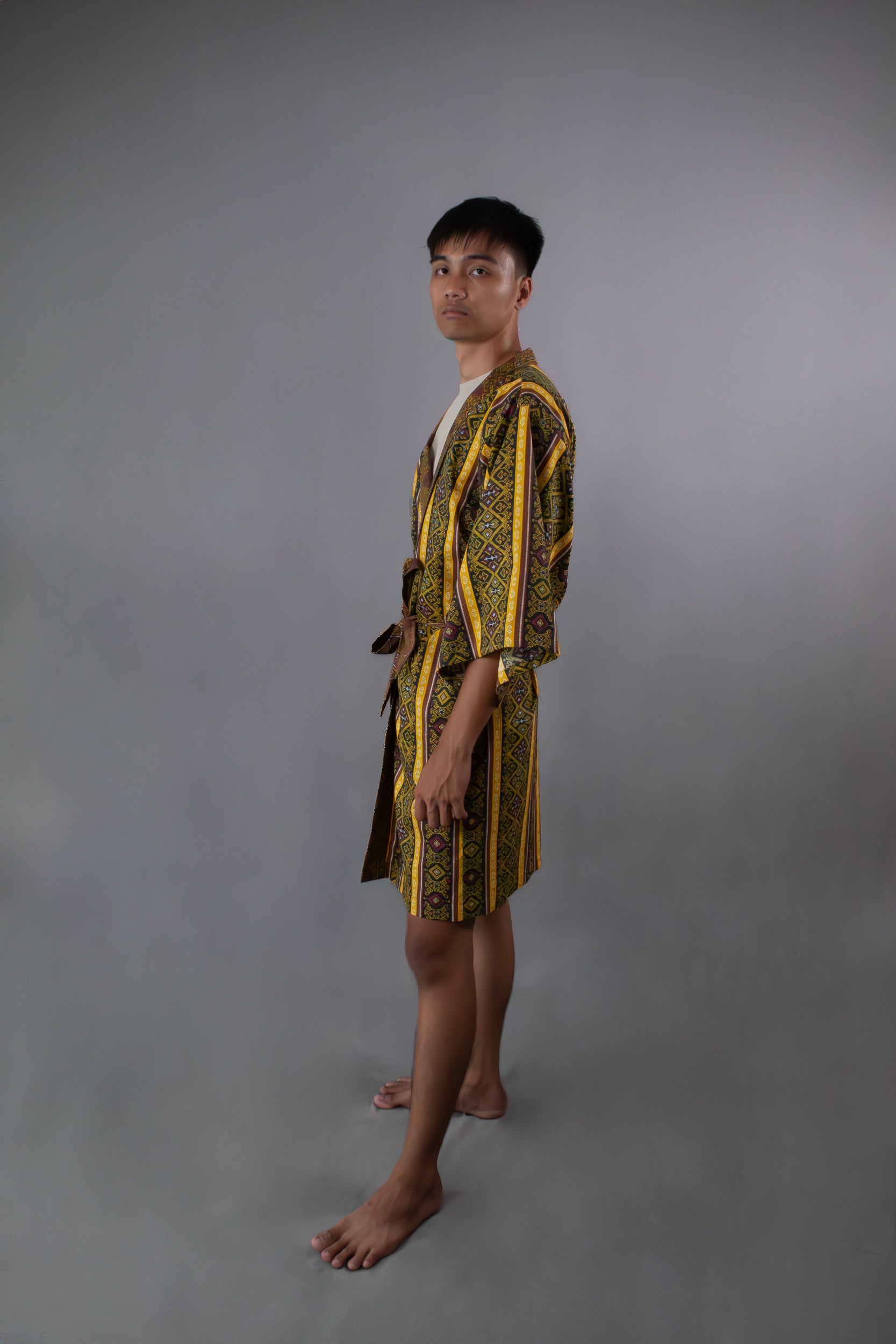 ✦ Kalimo – Kurzer Kimono mit Malong-Muster in Braun und Gold