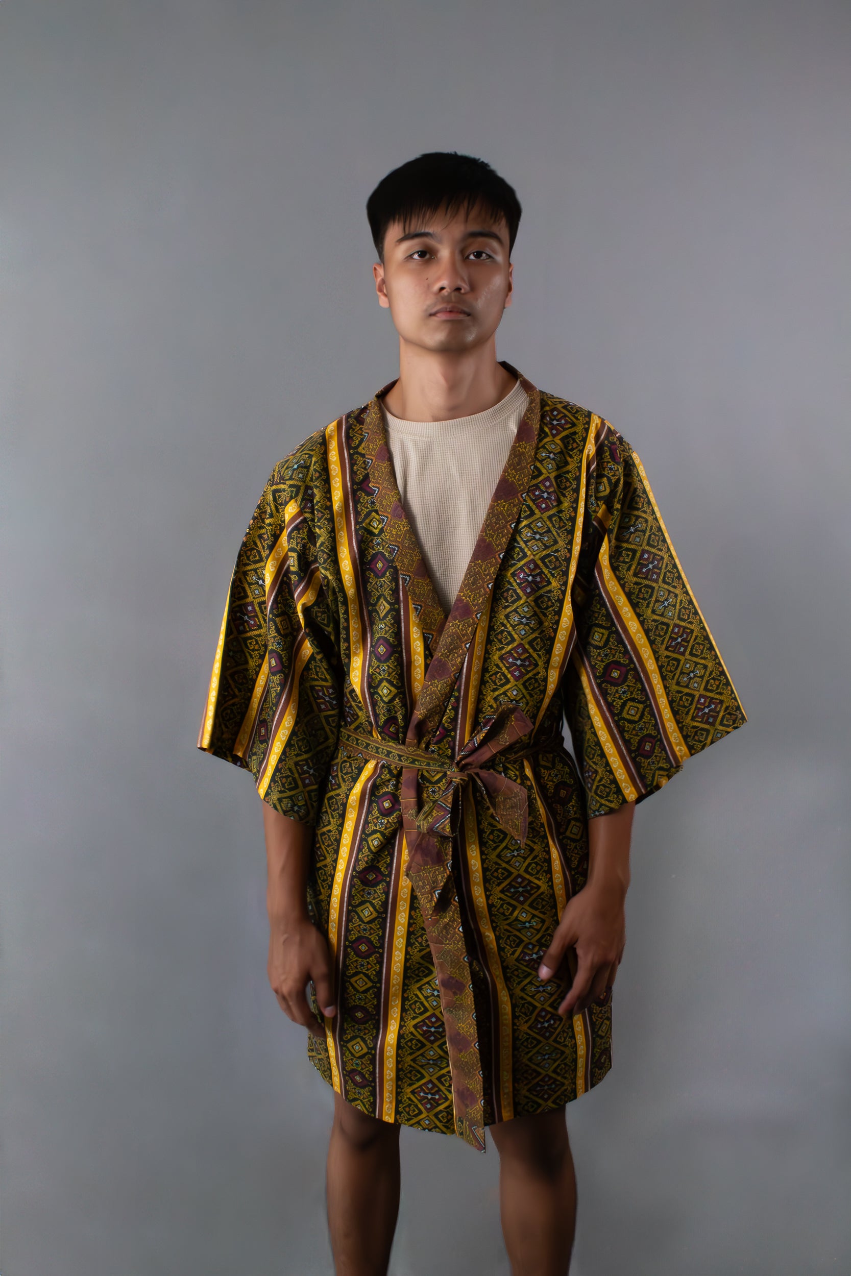 ✦ Kalimo – Kurzer Kimono mit Malong-Muster in Braun und Gold