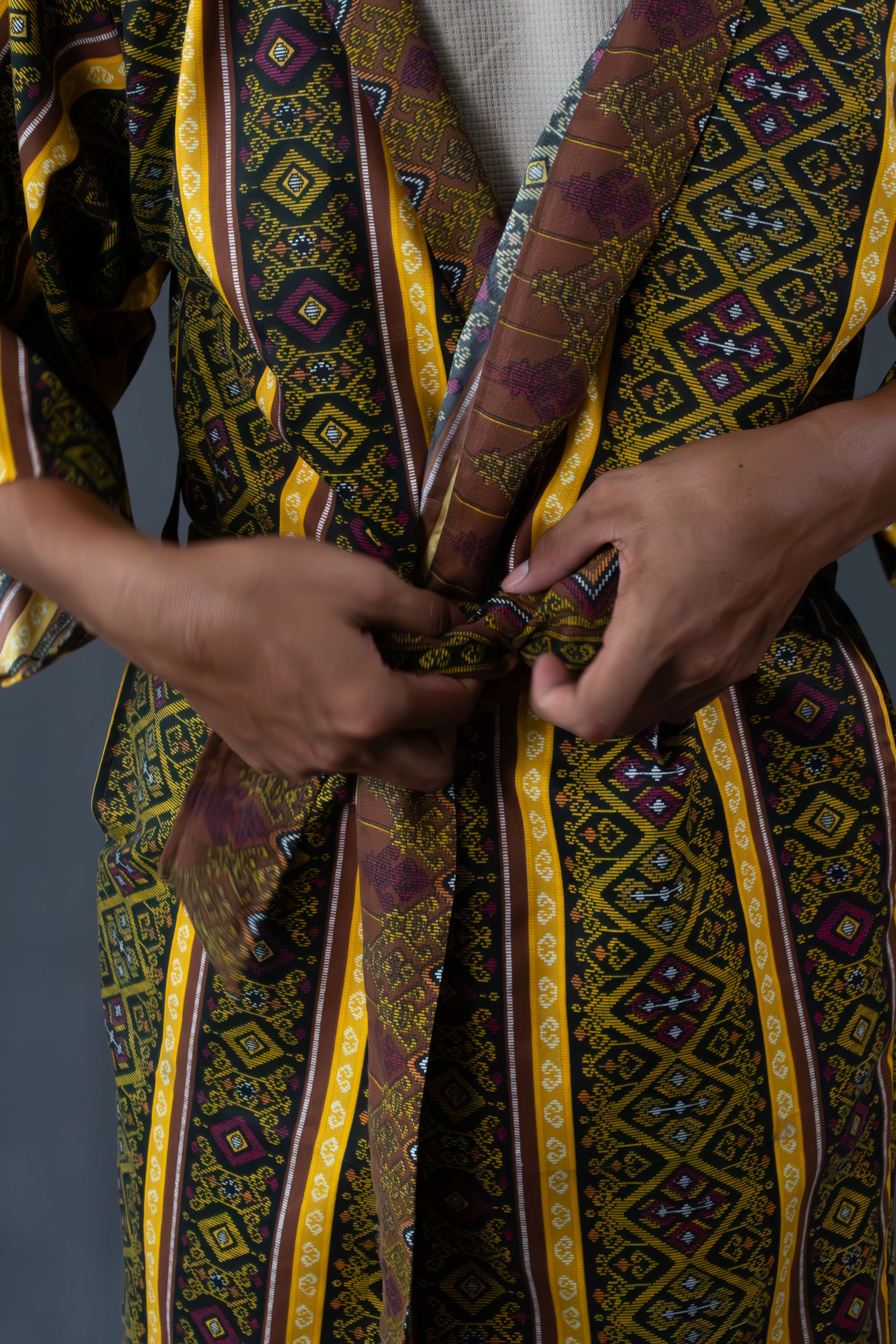✦ Kalimo – Kurzer Kimono mit Malong-Muster in Braun und Gold