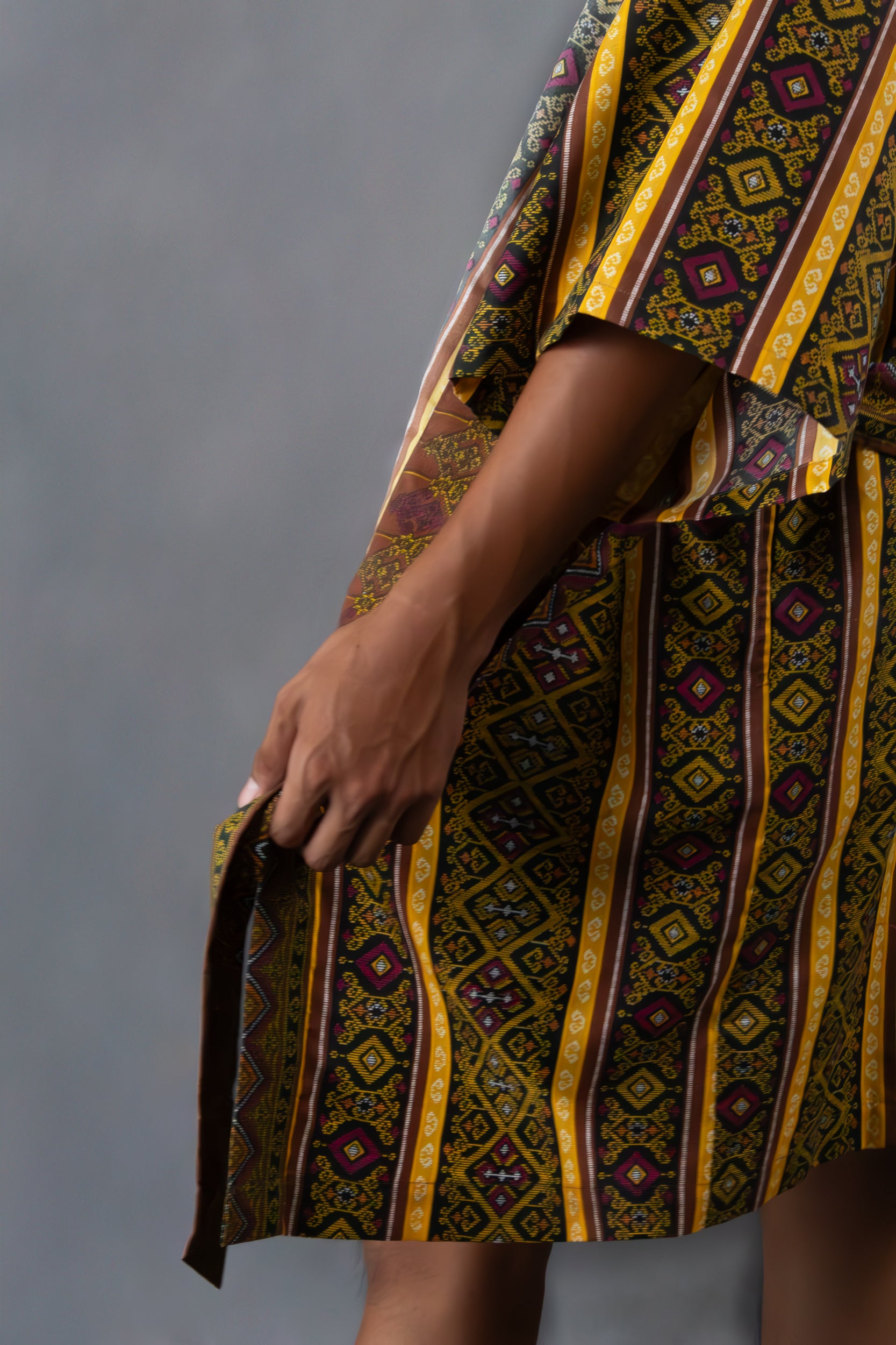✦ Kalimo – Kurzer Kimono mit Malong-Muster in Braun und Gold