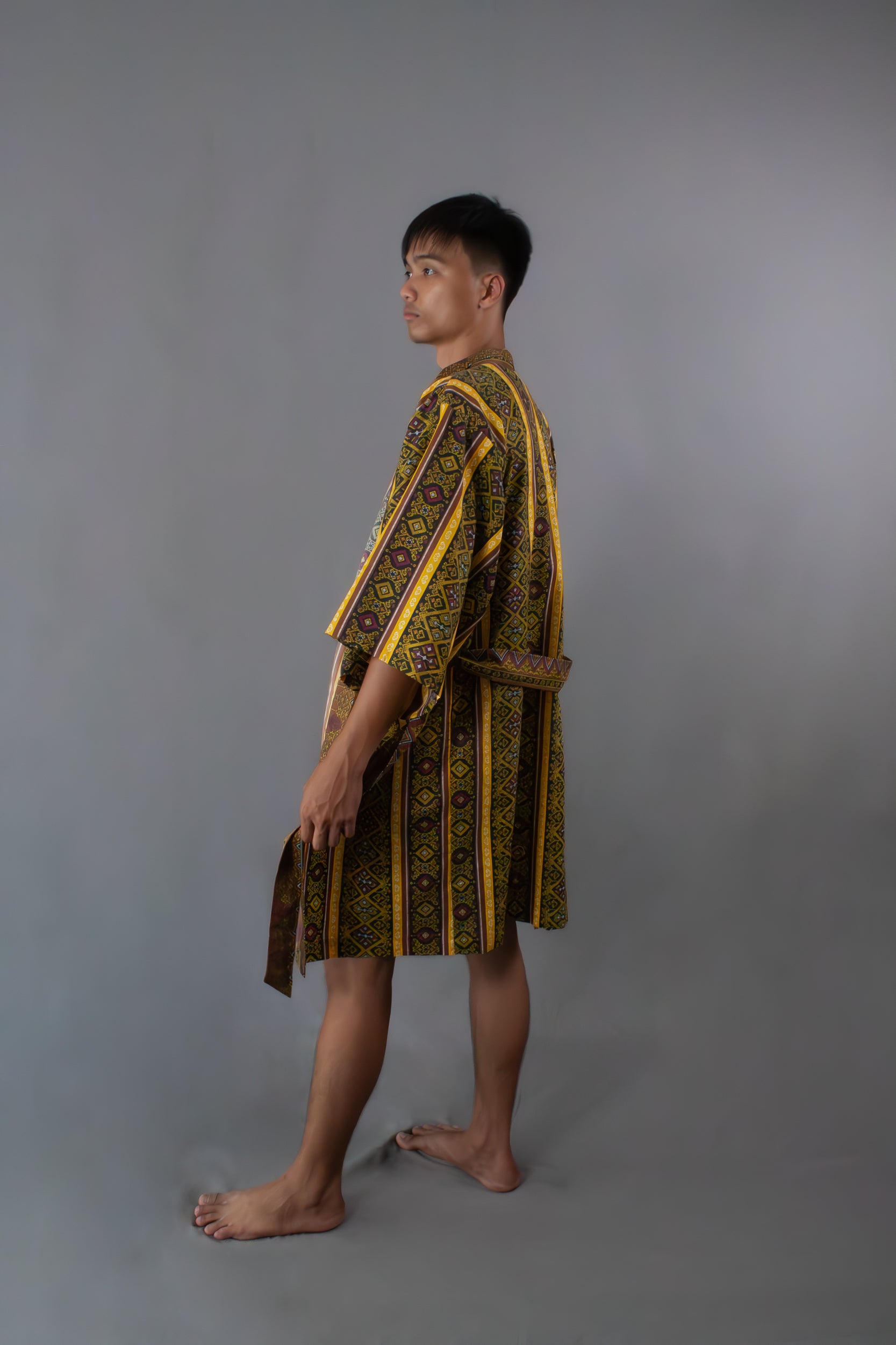✦ Kalimo – Kurzer Kimono mit Malong-Muster in Braun und Gold