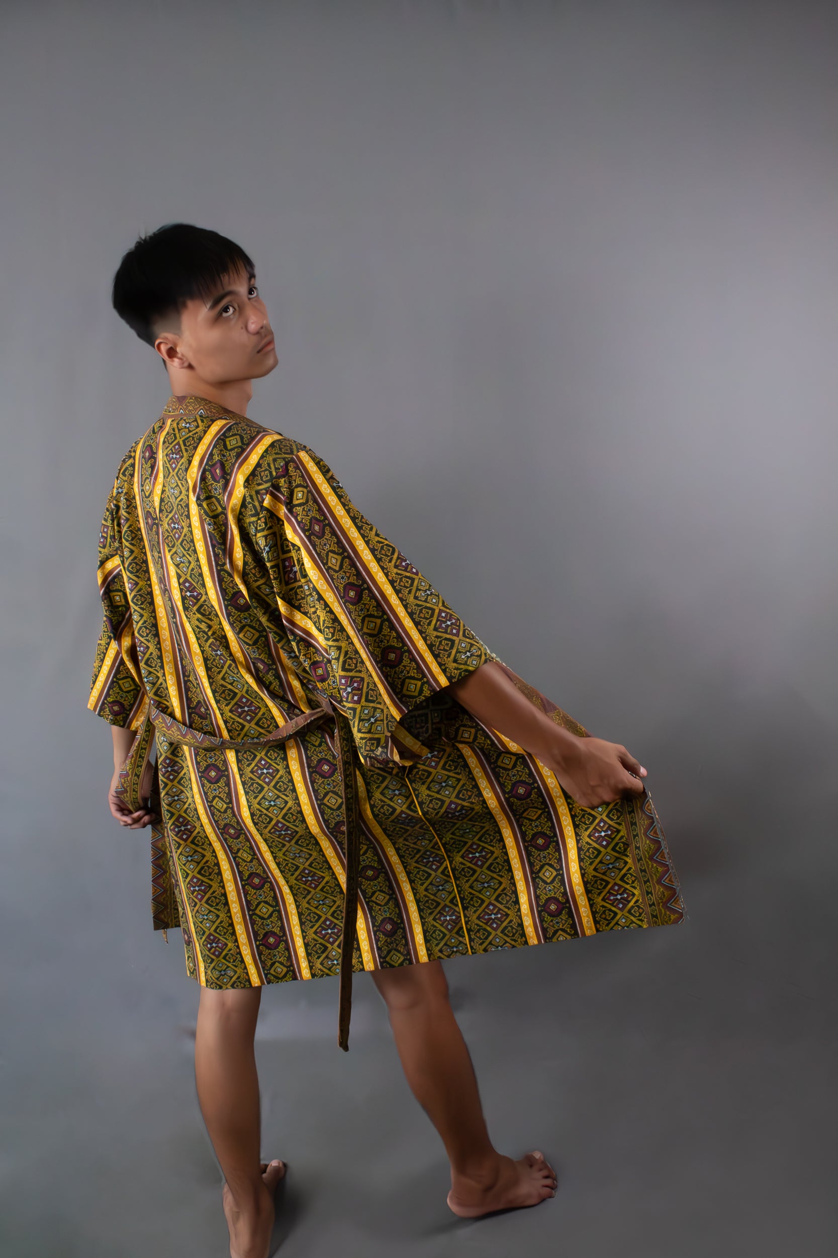 ✦ Kalimo – Kurzer Kimono mit Malong-Muster in Braun und Gold