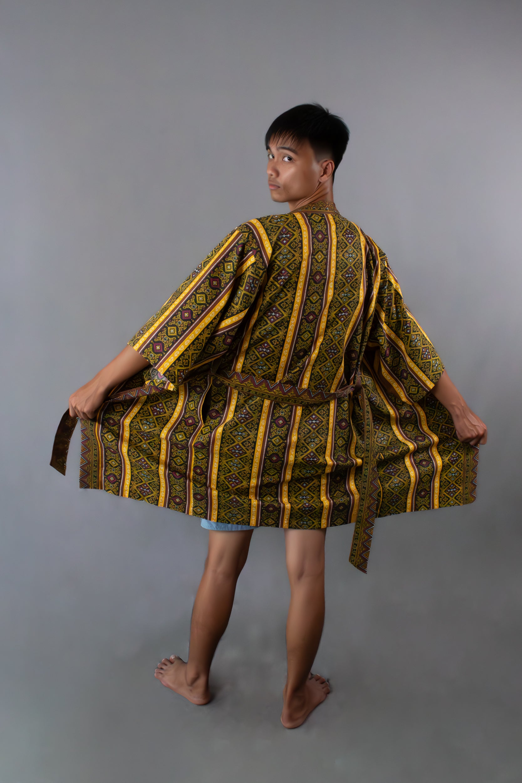 ✦ Kalimo – Kurzer Kimono mit Malong-Muster in Braun und Gold