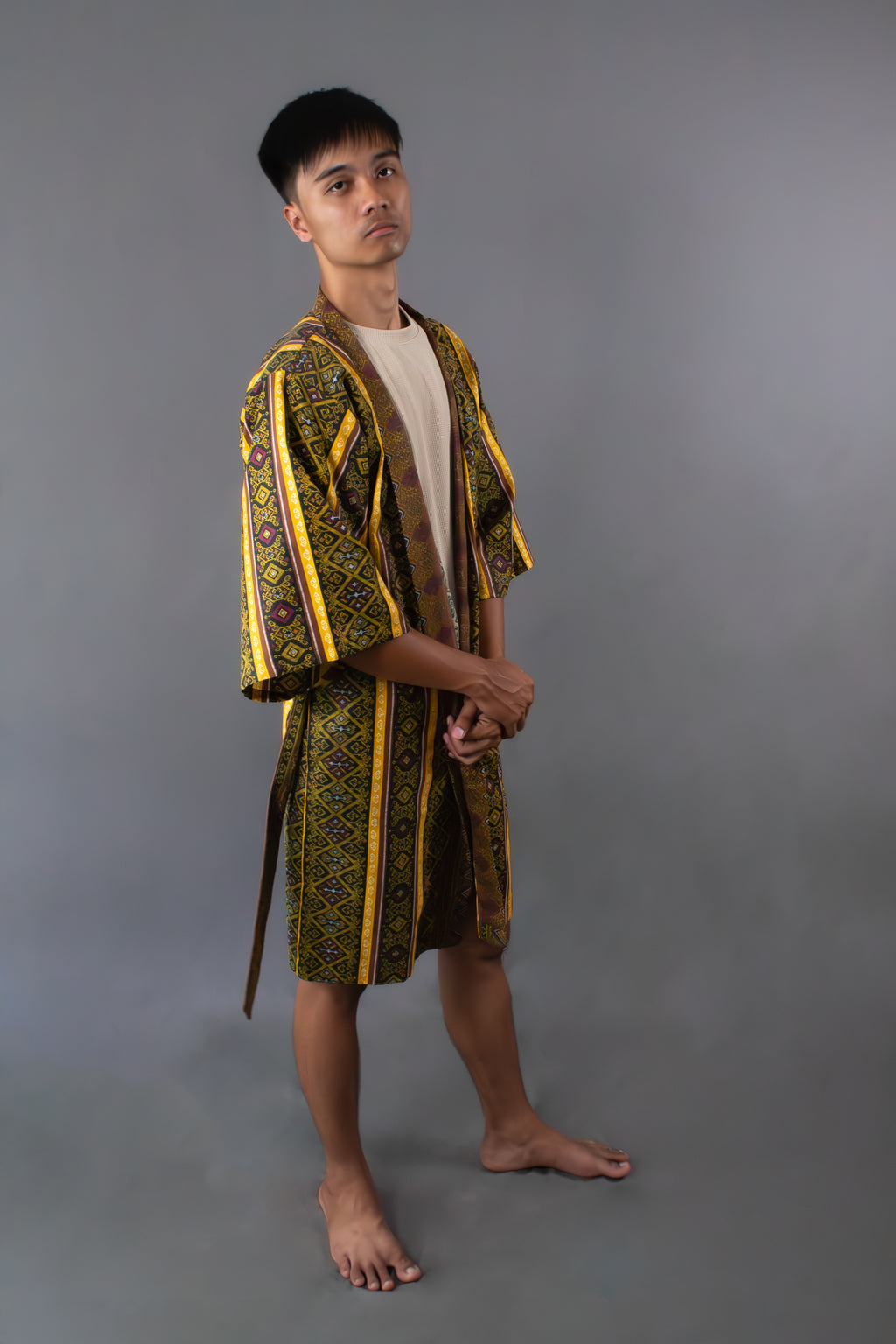 ✦ Kalimo – Kurzer Kimono mit Malong-Muster in Braun und Gold