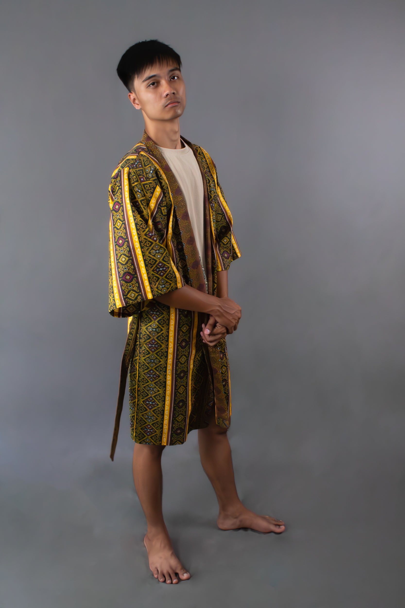 ✦ Kalimo – Kurzer Kimono mit Malong-Muster in Braun und Gold