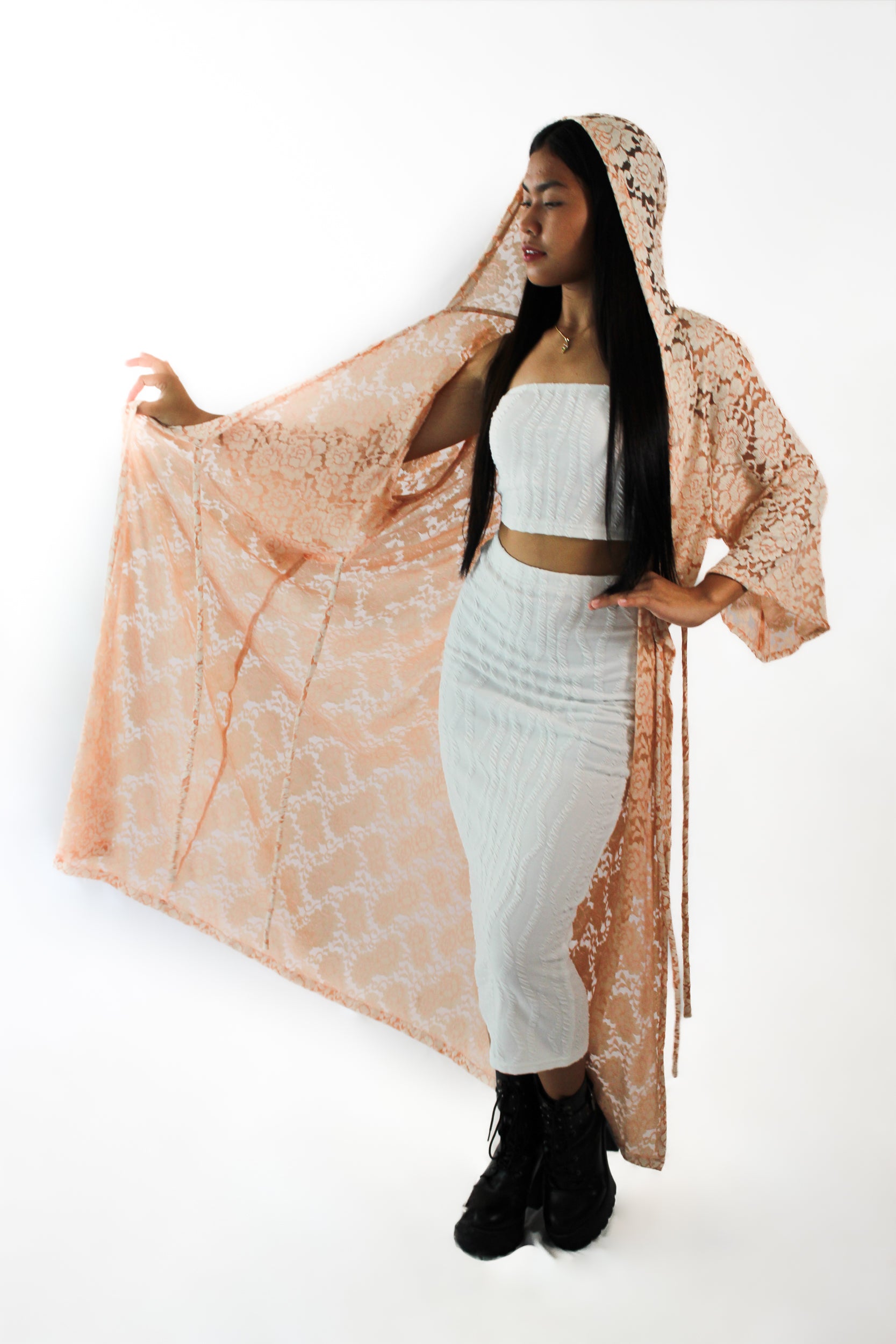 ✦ Lace Grace - Leichte Spitzenkimonos mit Kapuze