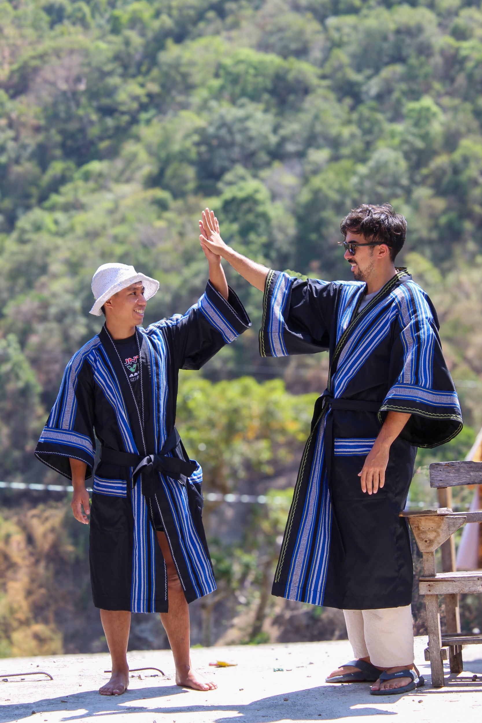 ✦ Baguio Asul – Kraftvoller blauer Kimono mit authentischem philippinischen handgewebten Stoff
