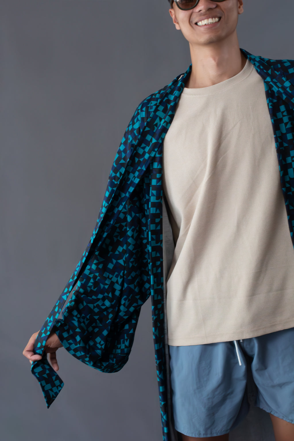 ✦ Makati Dreaming – Kräftiger aquablauer Kimono mit schillernden geometrischen Formen 