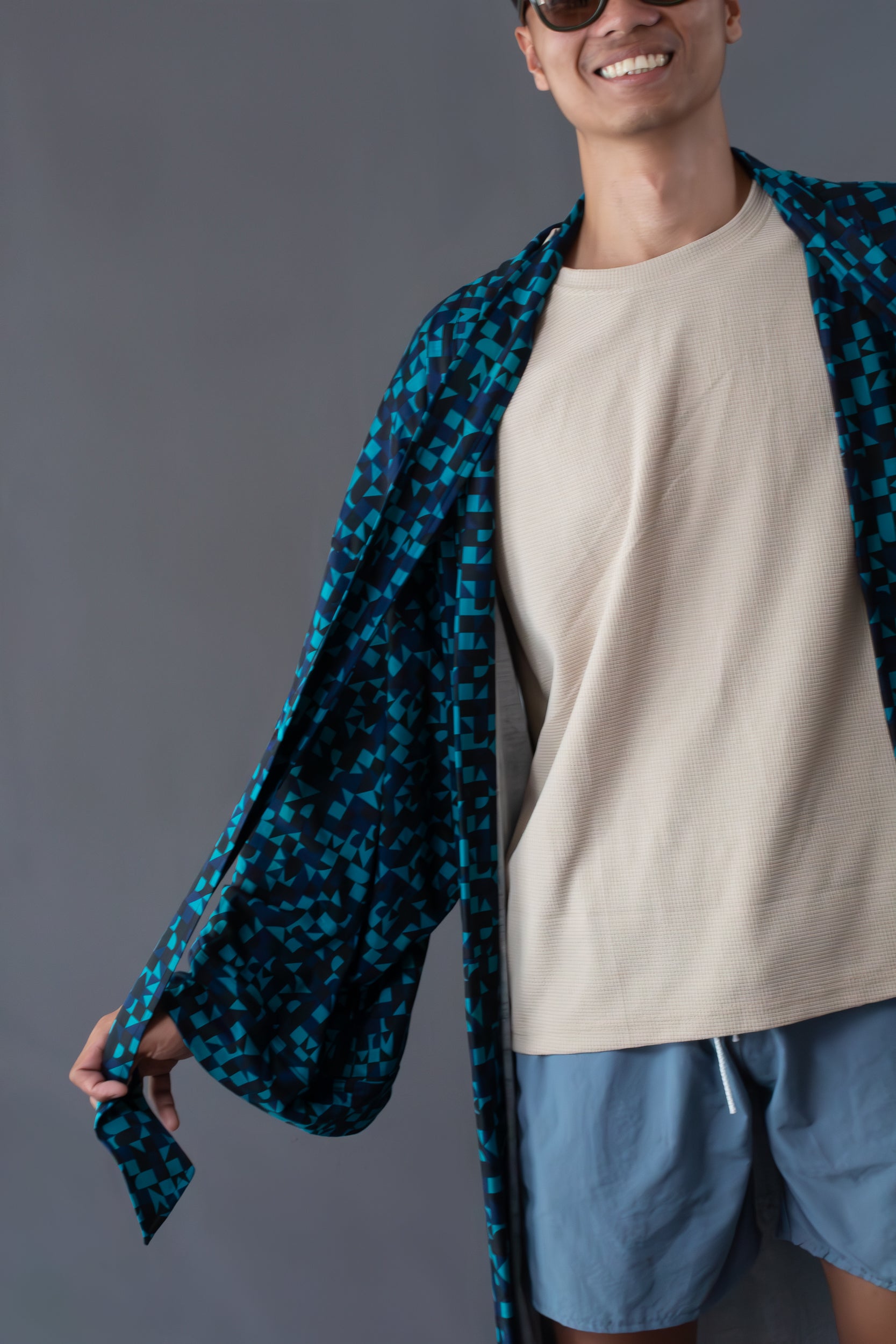 ✦ Makati Dreaming – Kräftiger aquablauer Kimono mit schillernden geometrischen Formen 
