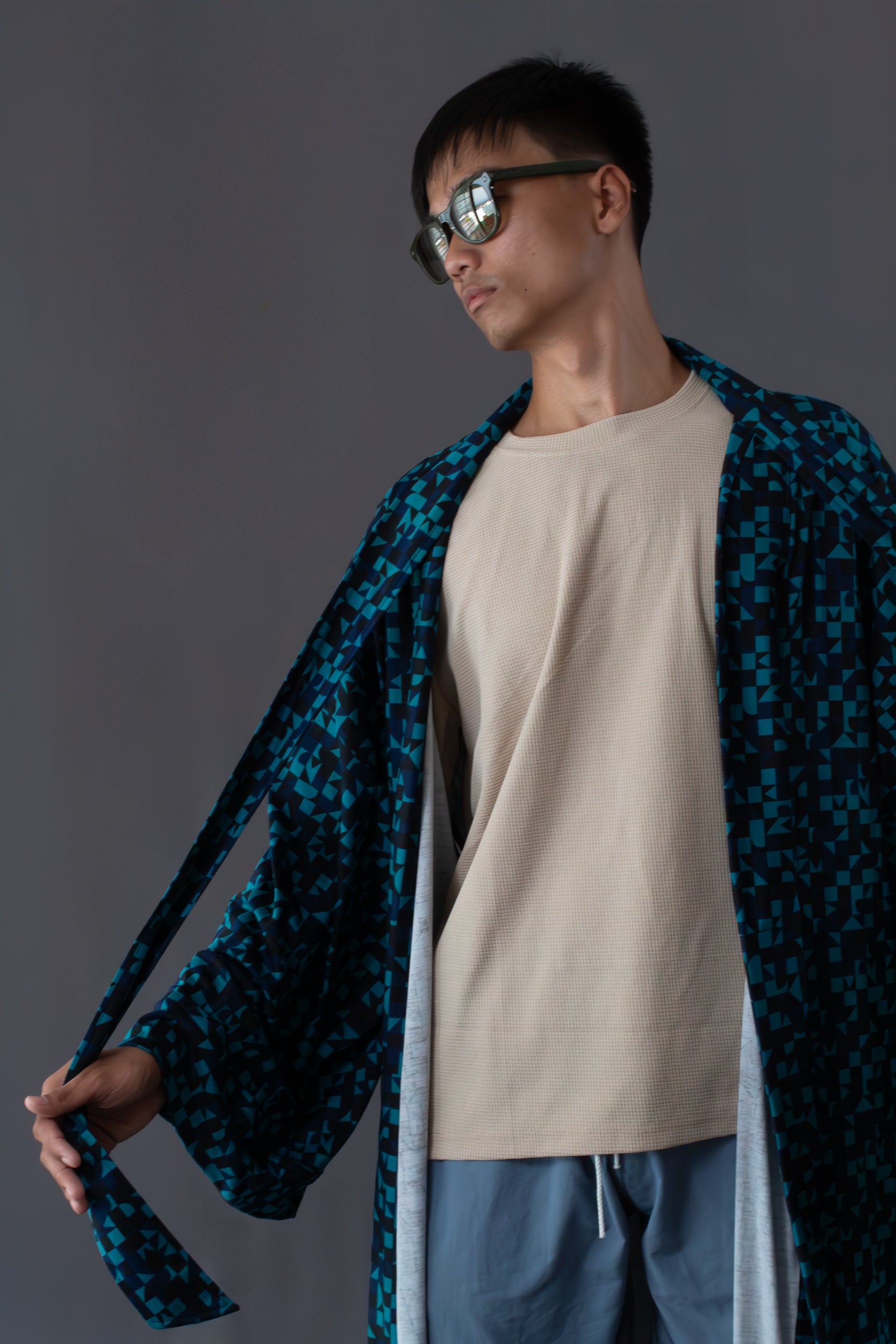 ✦ Makati Dreaming – Kräftiger aquablauer Kimono mit schillernden geometrischen Formen 