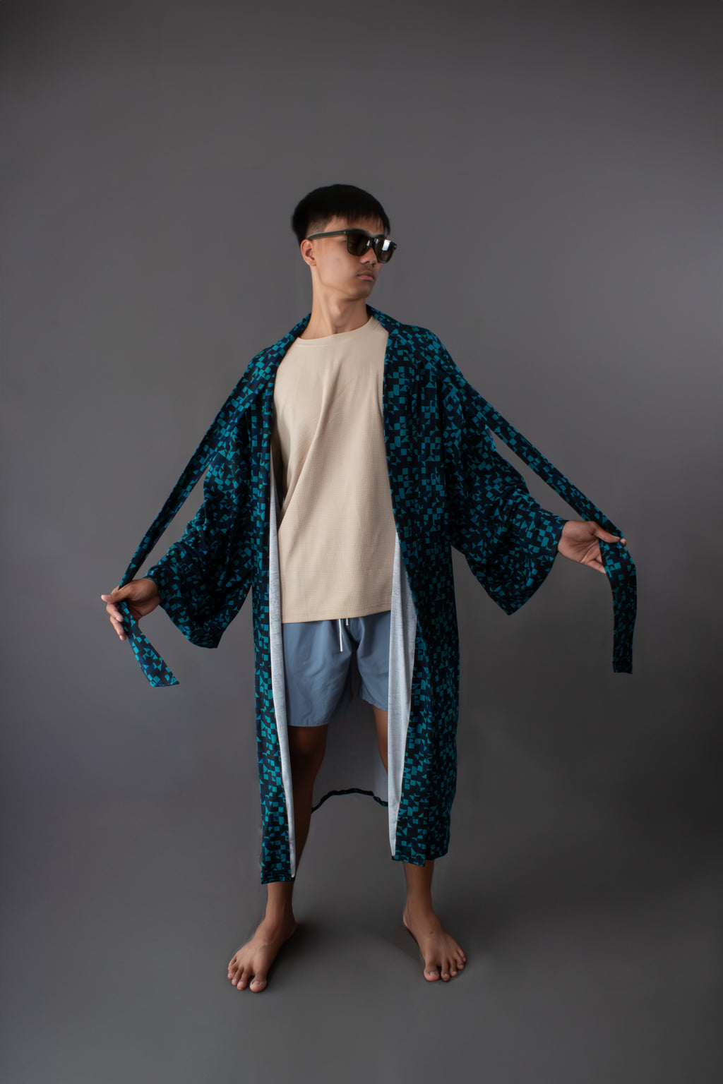 ✦ Makati Dreaming – Kräftiger aquablauer Kimono mit schillernden geometrischen Formen 