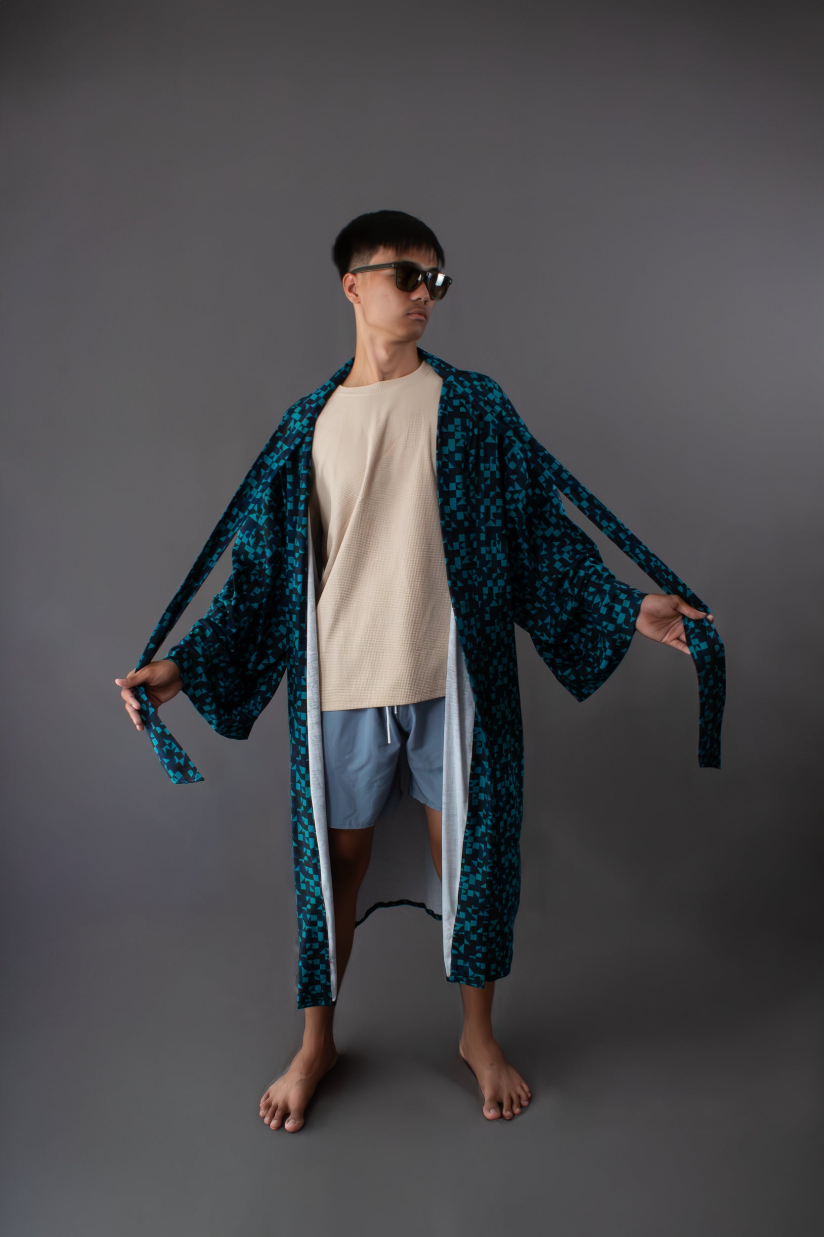 ✦ Makati Dreaming – Kräftiger aquablauer Kimono mit schillernden geometrischen Formen 