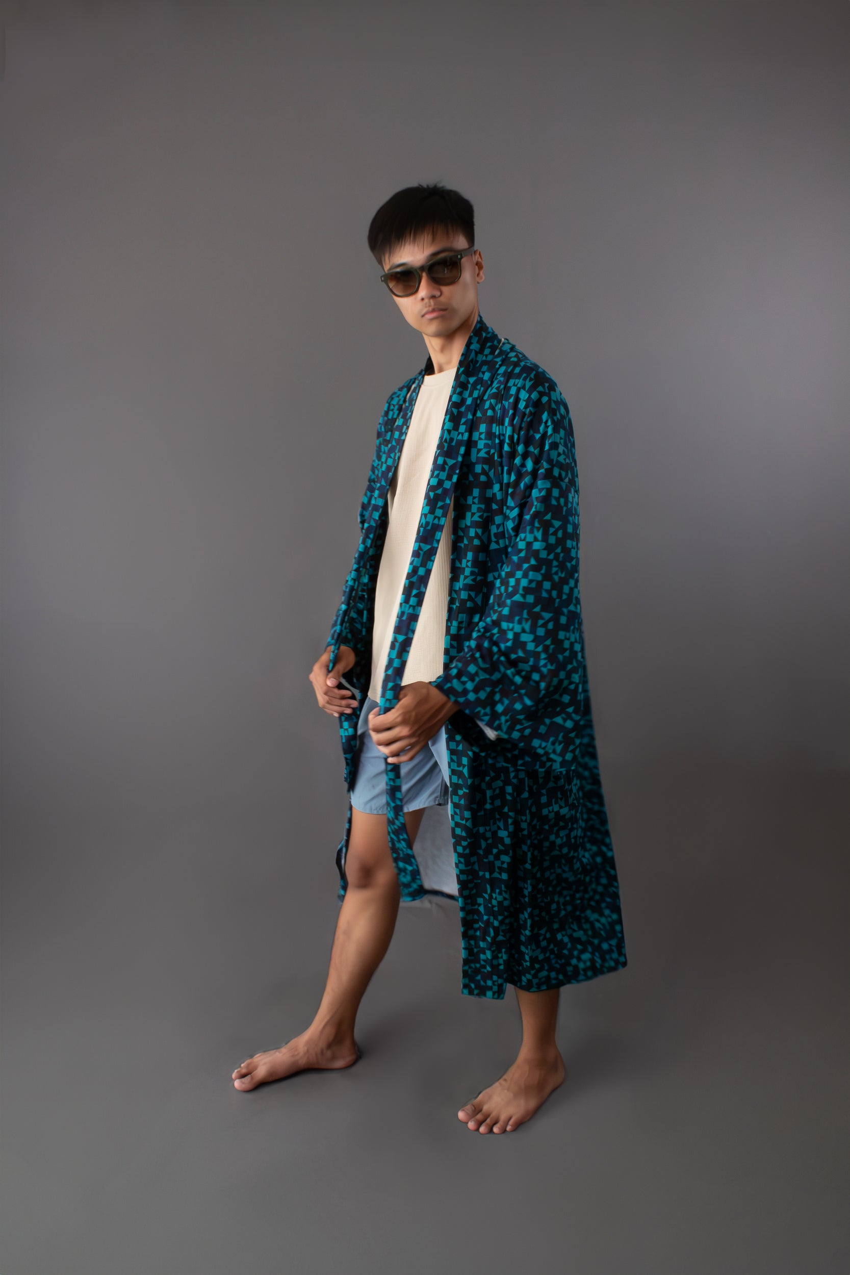 ✦ Makati Dreaming – Kräftiger aquablauer Kimono mit schillernden geometrischen Formen 