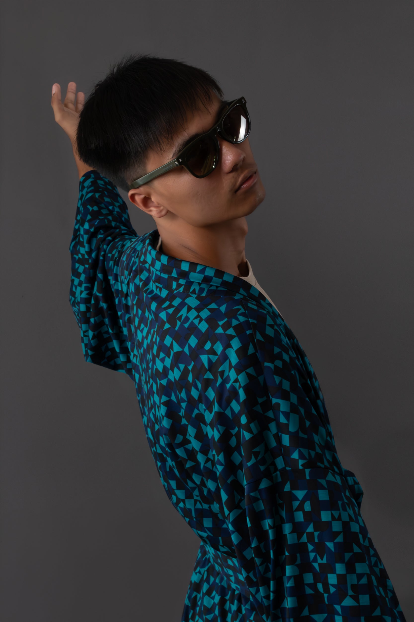 ✦ Makati Dreaming – Kräftiger aquablauer Kimono mit schillernden geometrischen Formen 