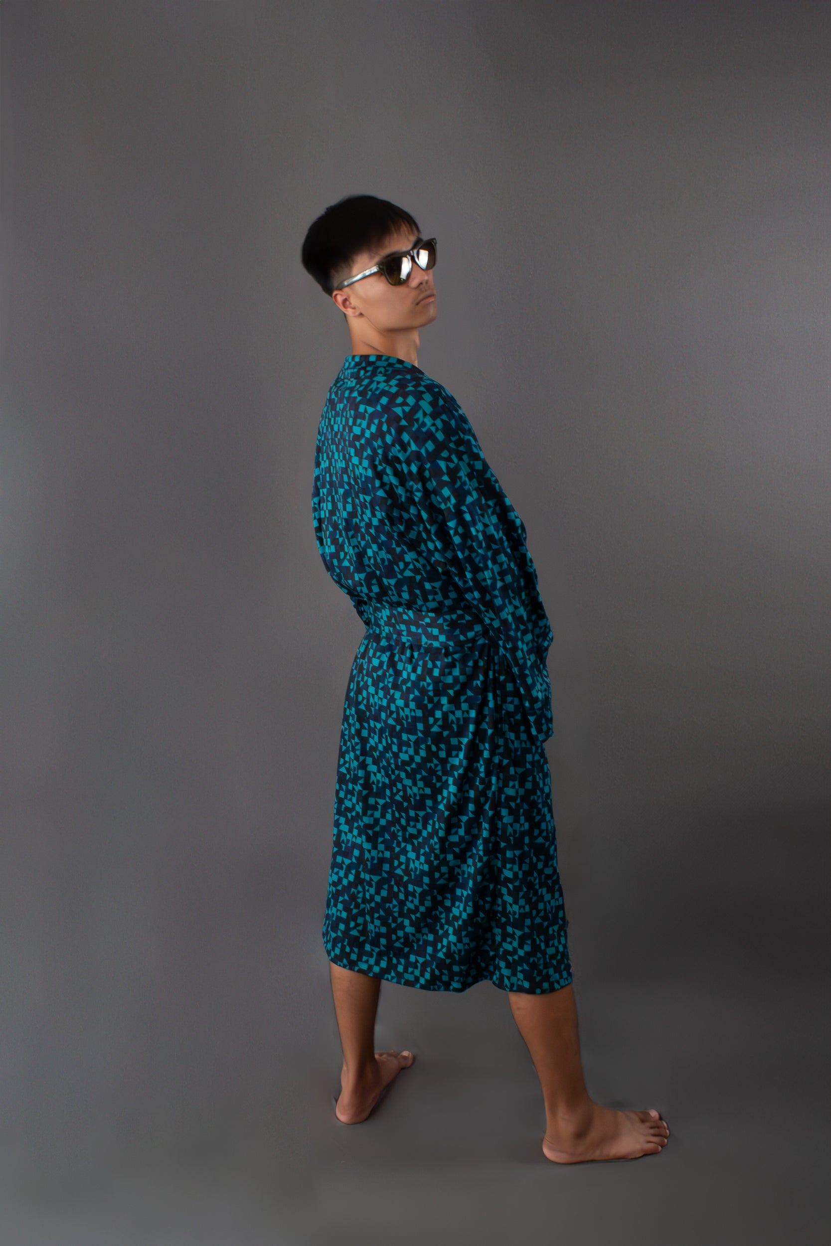 ✦ Makati Dreaming – Kräftiger aquablauer Kimono mit schillernden geometrischen Formen 