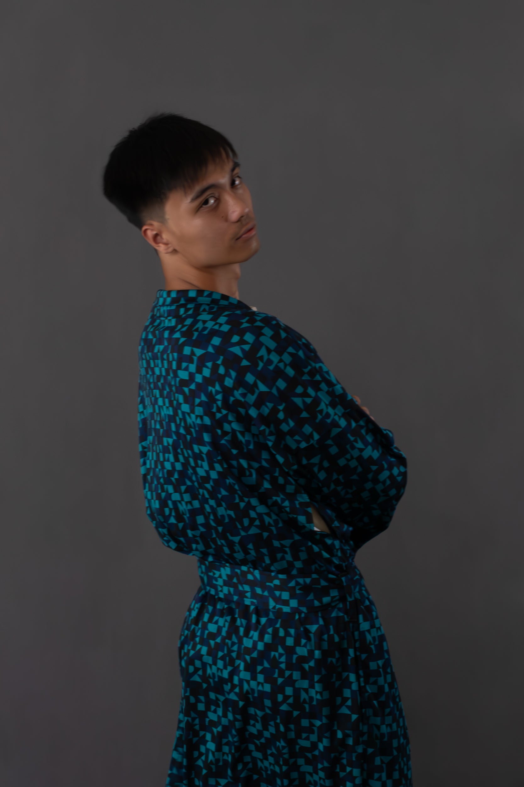 ✦ Makati Dreaming – Kräftiger aquablauer Kimono mit schillernden geometrischen Formen 