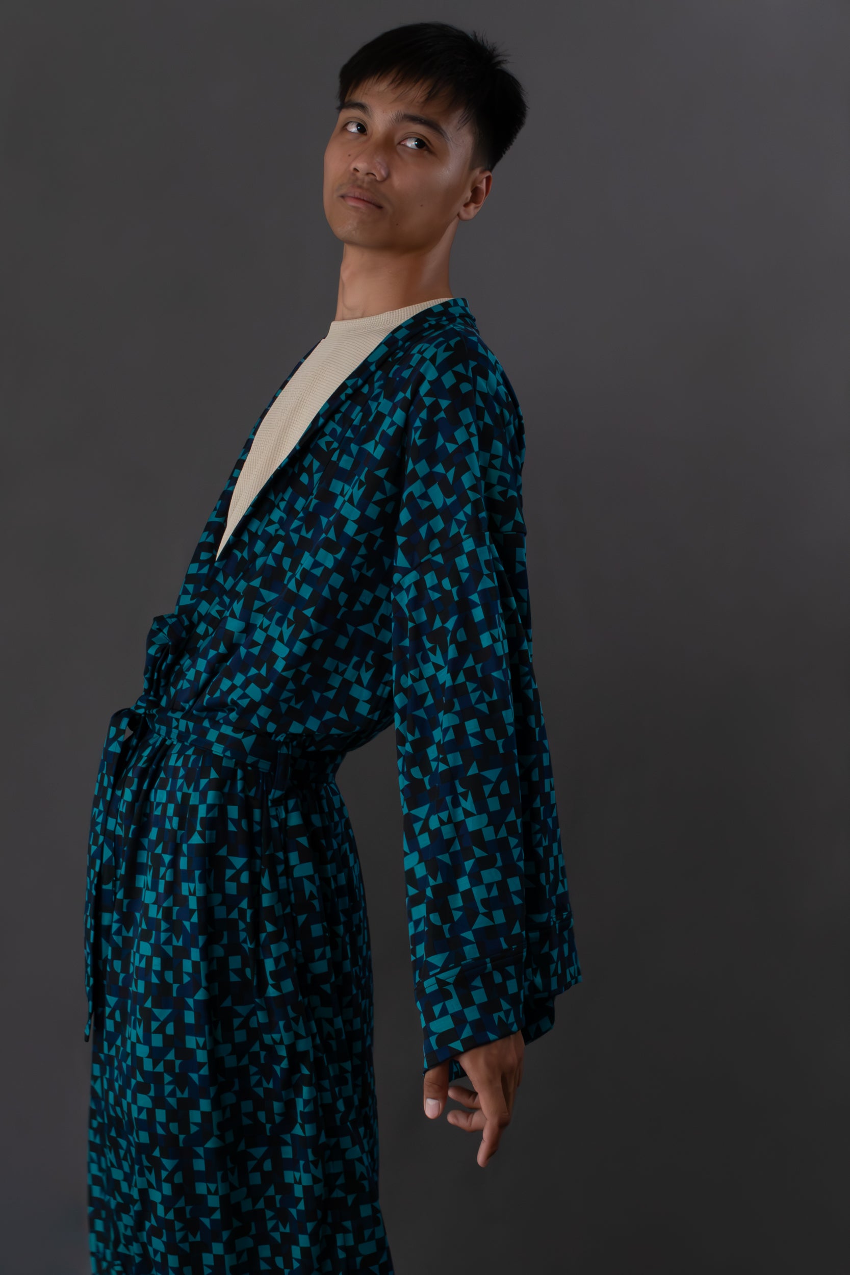 ✦ Makati Dreaming – Kräftiger aquablauer Kimono mit schillernden geometrischen Formen 