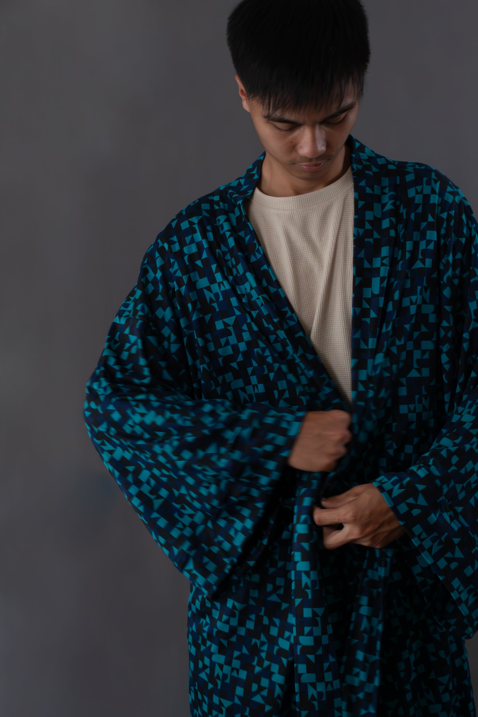 ✦ Makati Dreaming – Kräftiger aquablauer Kimono mit schillernden geometrischen Formen 
