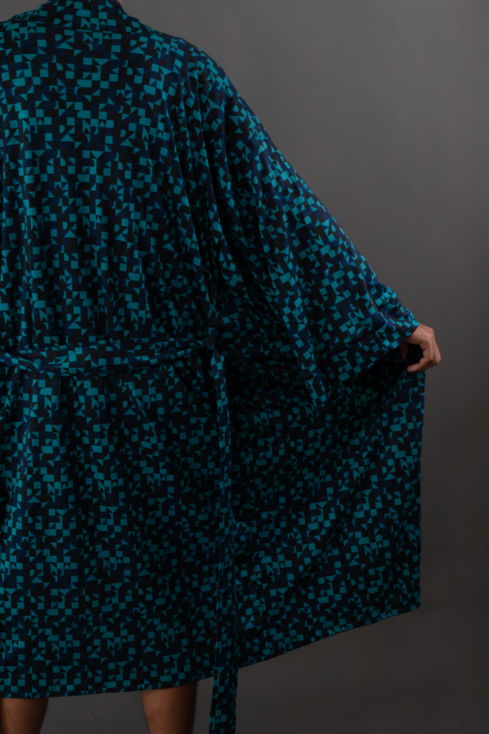 ✦ Makati Dreaming – Kräftiger aquablauer Kimono mit schillernden geometrischen Formen 