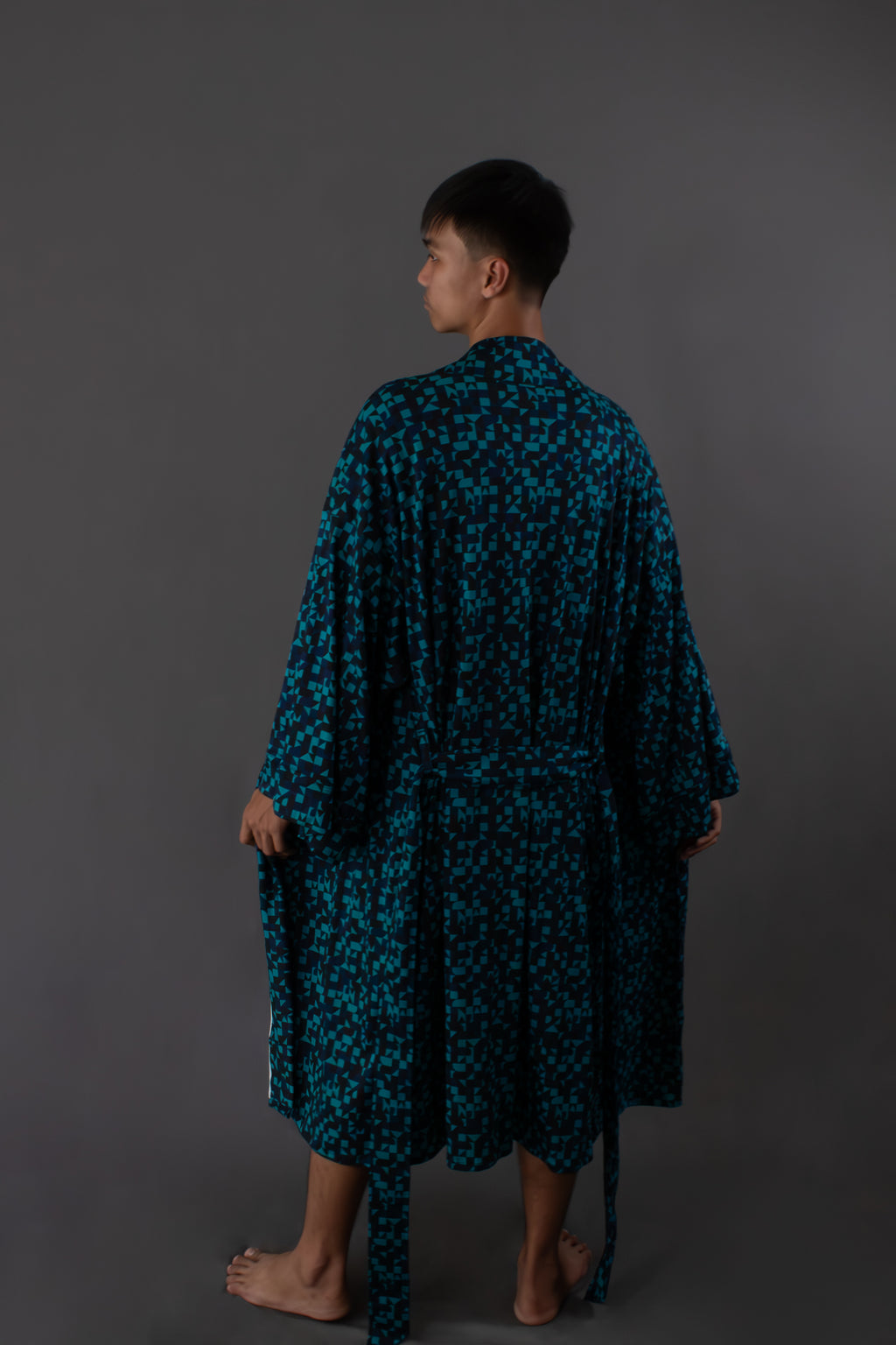 ✦ Makati Dreaming – Kräftiger aquablauer Kimono mit schillernden geometrischen Formen 