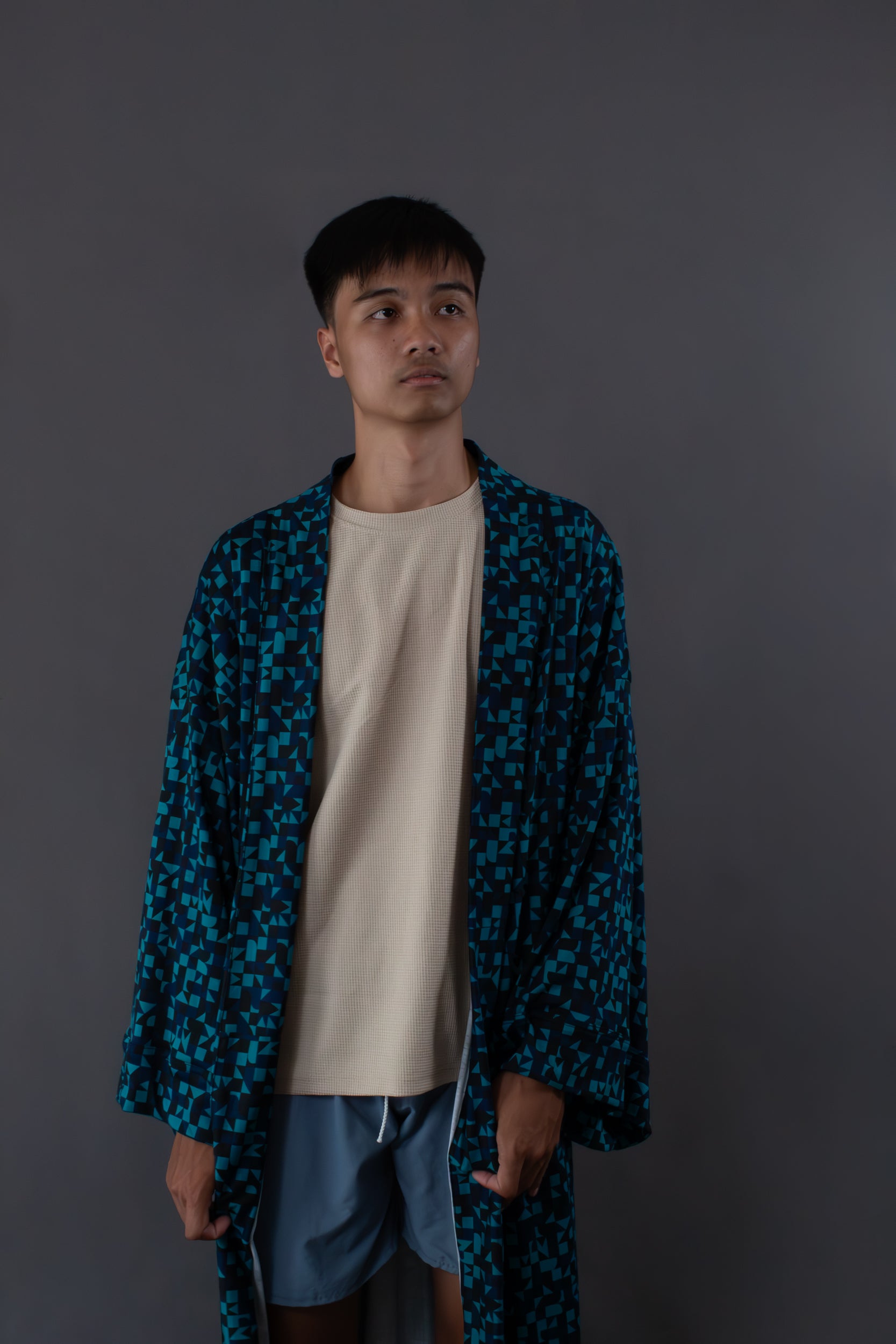 ✦ Makati Dreaming – Kräftiger aquablauer Kimono mit schillernden geometrischen Formen 