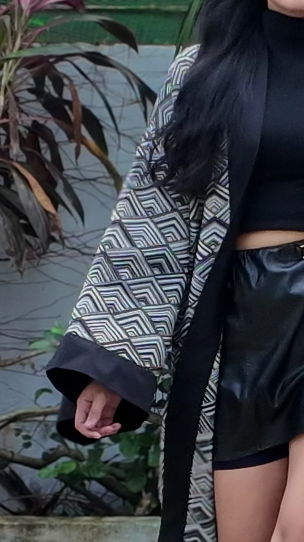 ✦ Ivory Maze – Gewebter moderner und grafischer schwarz-weißer Kimono mit kräftigem Linienmuster