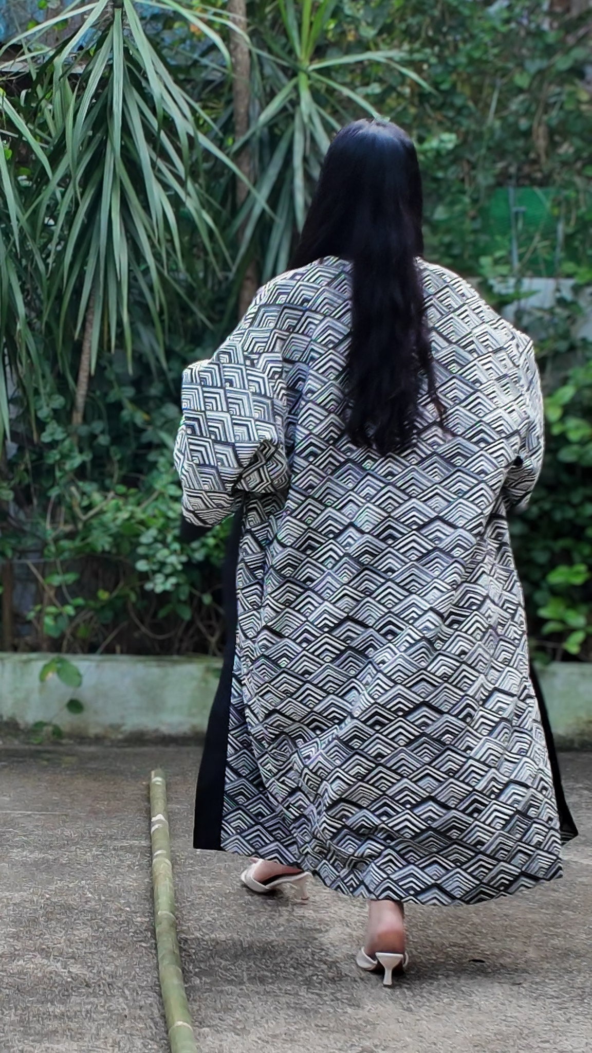✦ Ivory Maze – Gewebter moderner und grafischer schwarz-weißer Kimono mit kräftigem Linienmuster