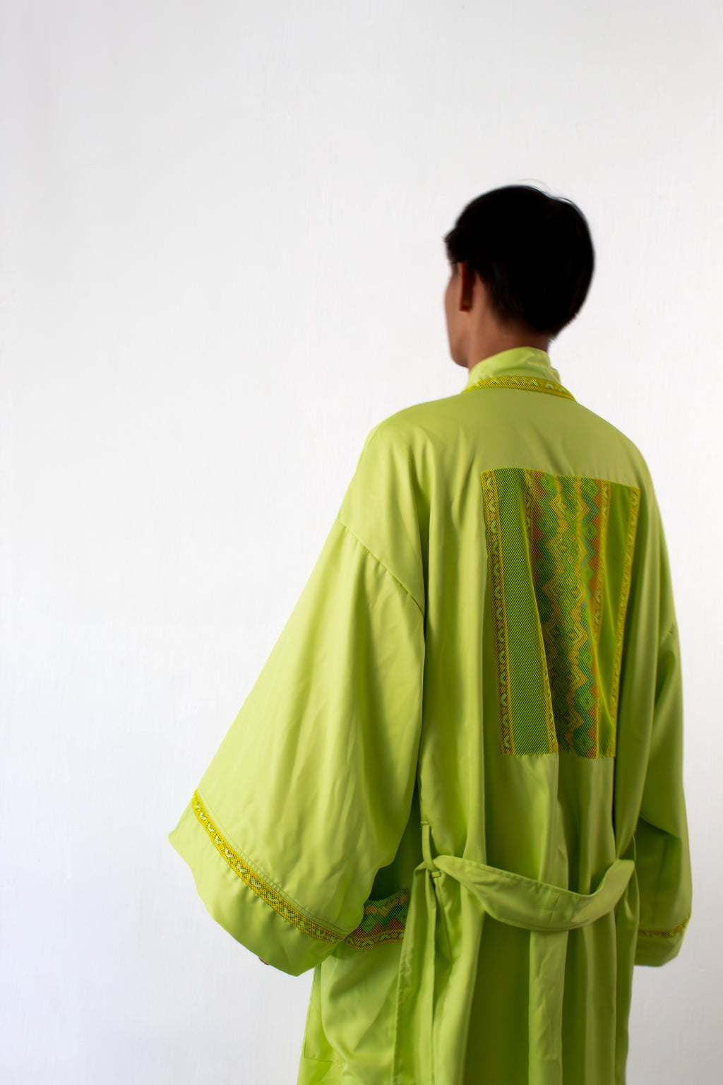 ✦ Luntiang Glow – breiter Kimono in Neongrün mit Malong-Print-Artwork
