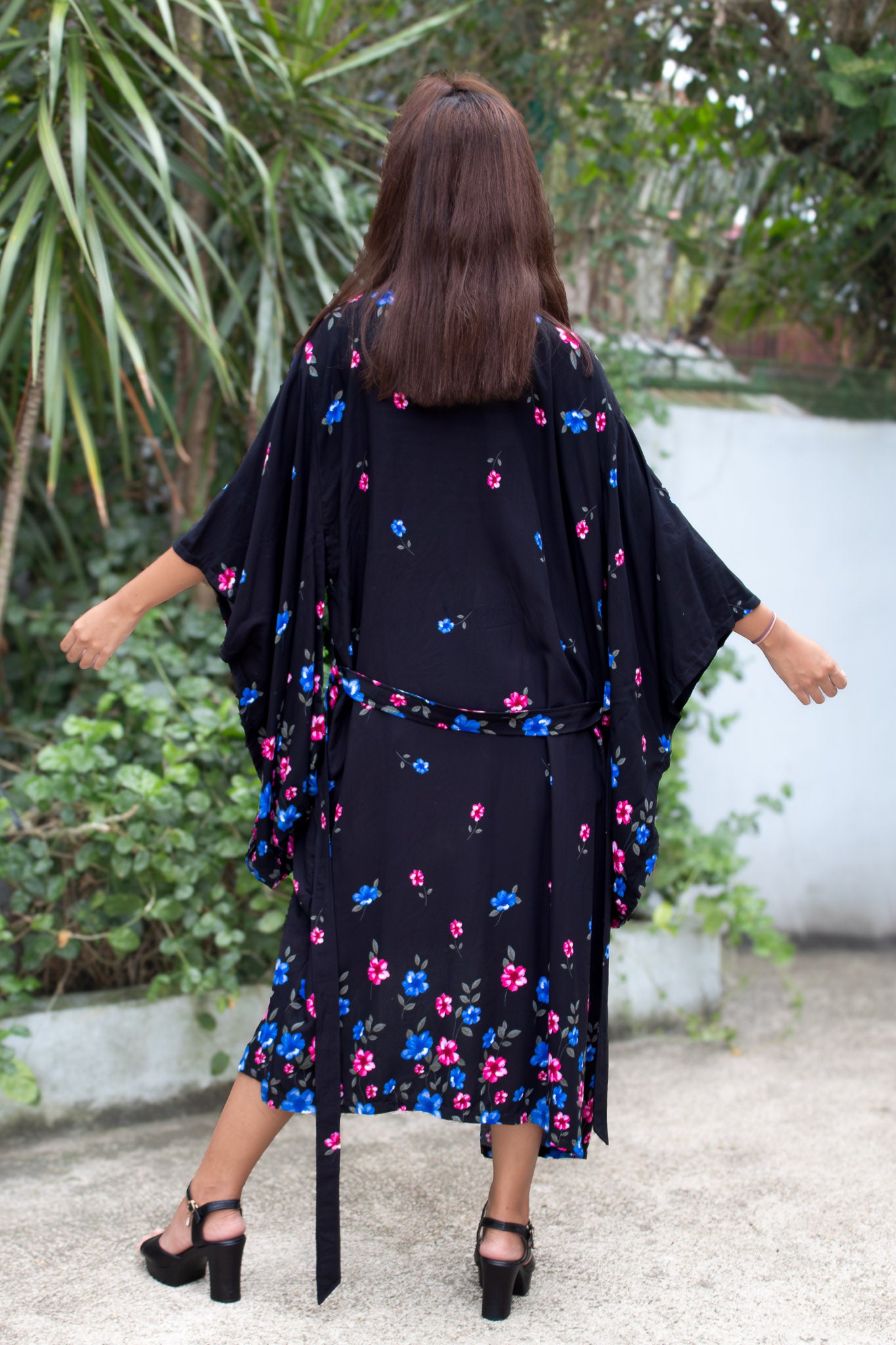 ✦ Night Blossom – Schwarzer und fließender Baumwollkimono mit Blumenmuster und passenden Akzenten