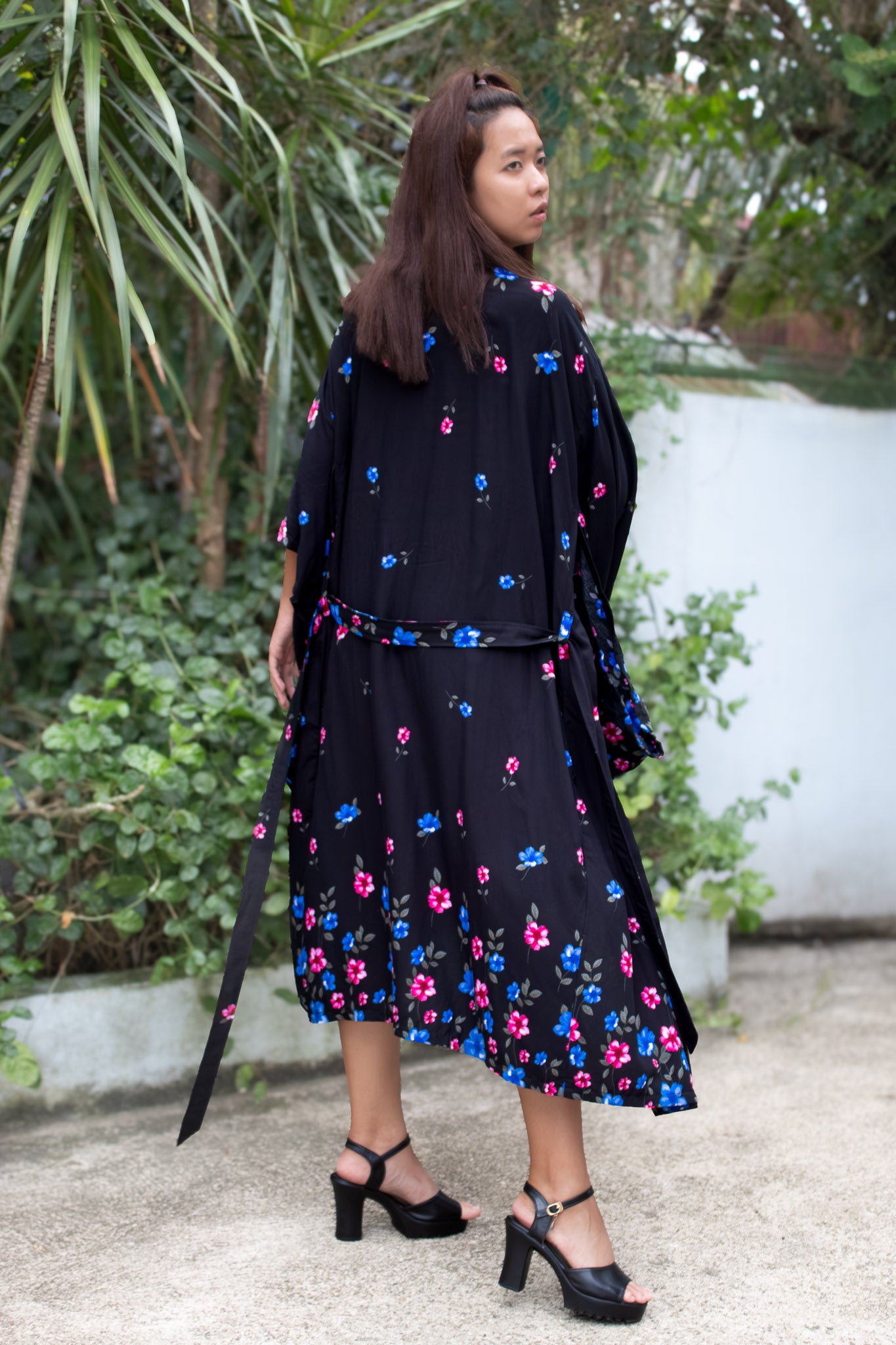 ✦ Night Blossom – Schwarzer und fließender Baumwollkimono mit Blumenmuster und passenden Akzenten