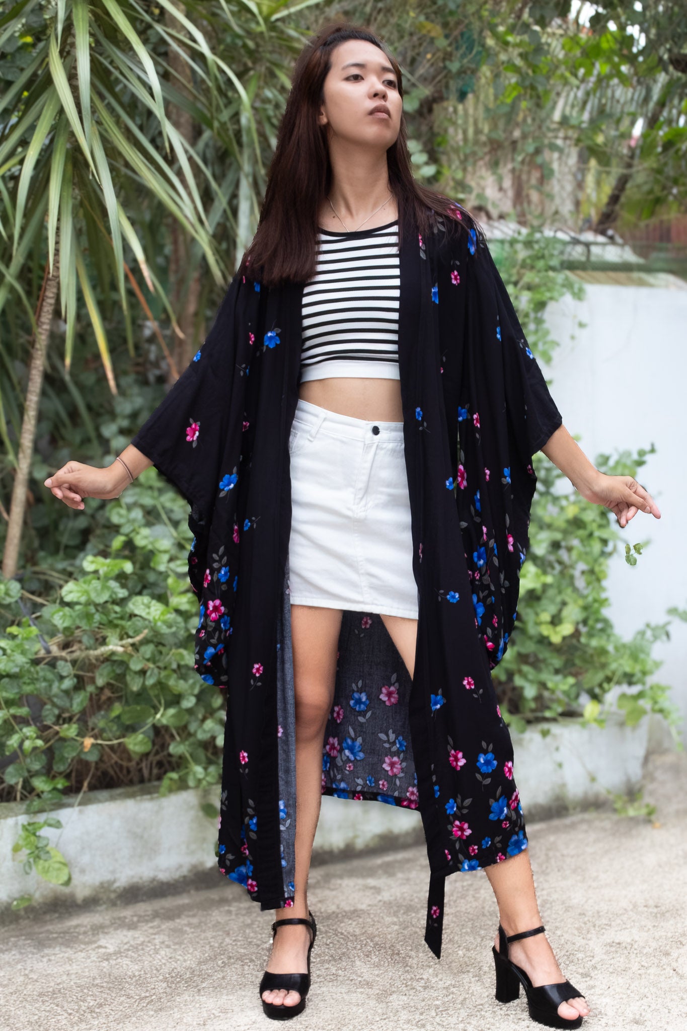 ✦ Night Blossom – Schwarzer und fließender Baumwollkimono mit Blumenmuster und passenden Akzenten