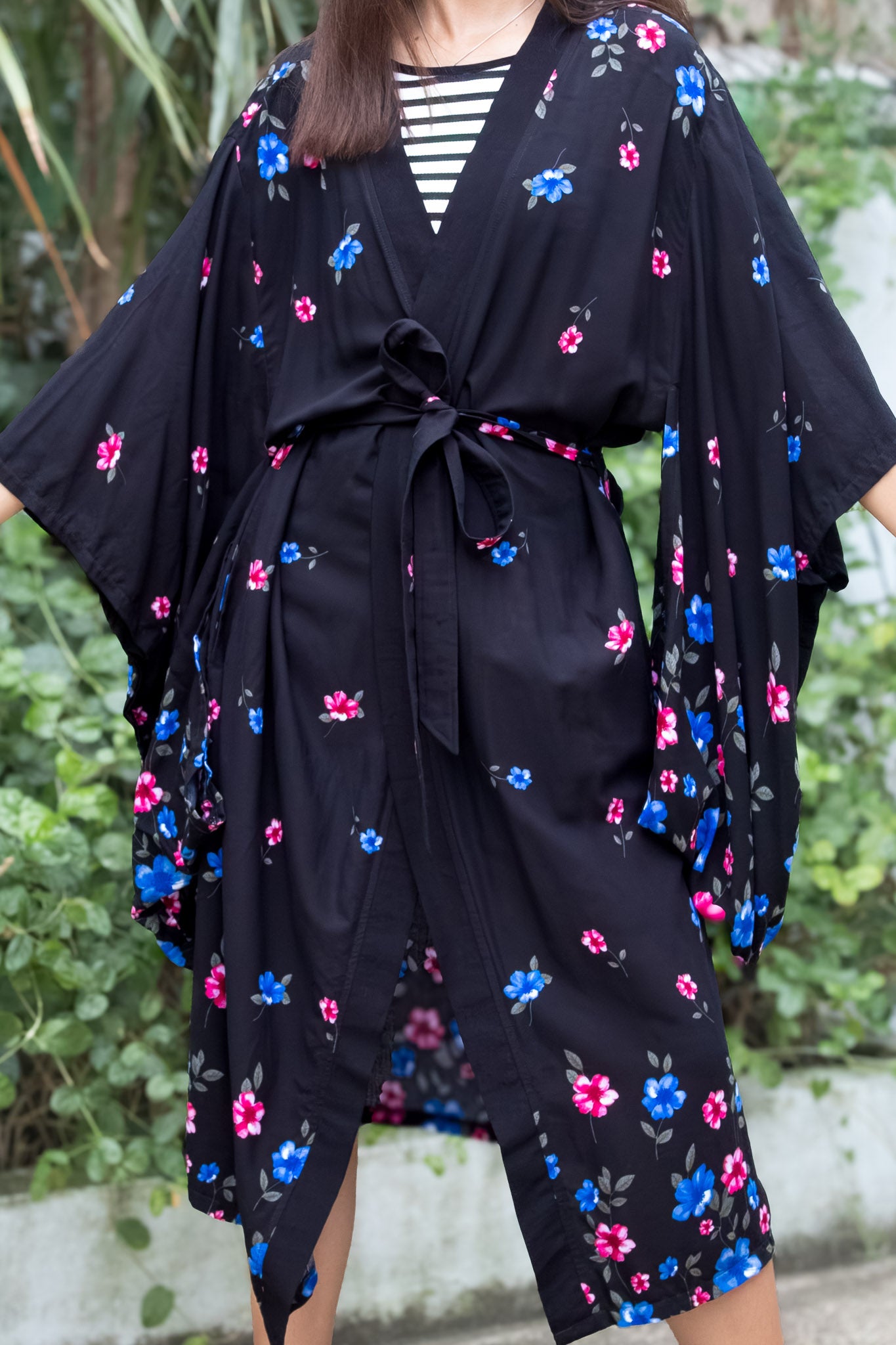 ✦ Night Blossom – Schwarzer und fließender Baumwollkimono mit Blumenmuster und passenden Akzenten