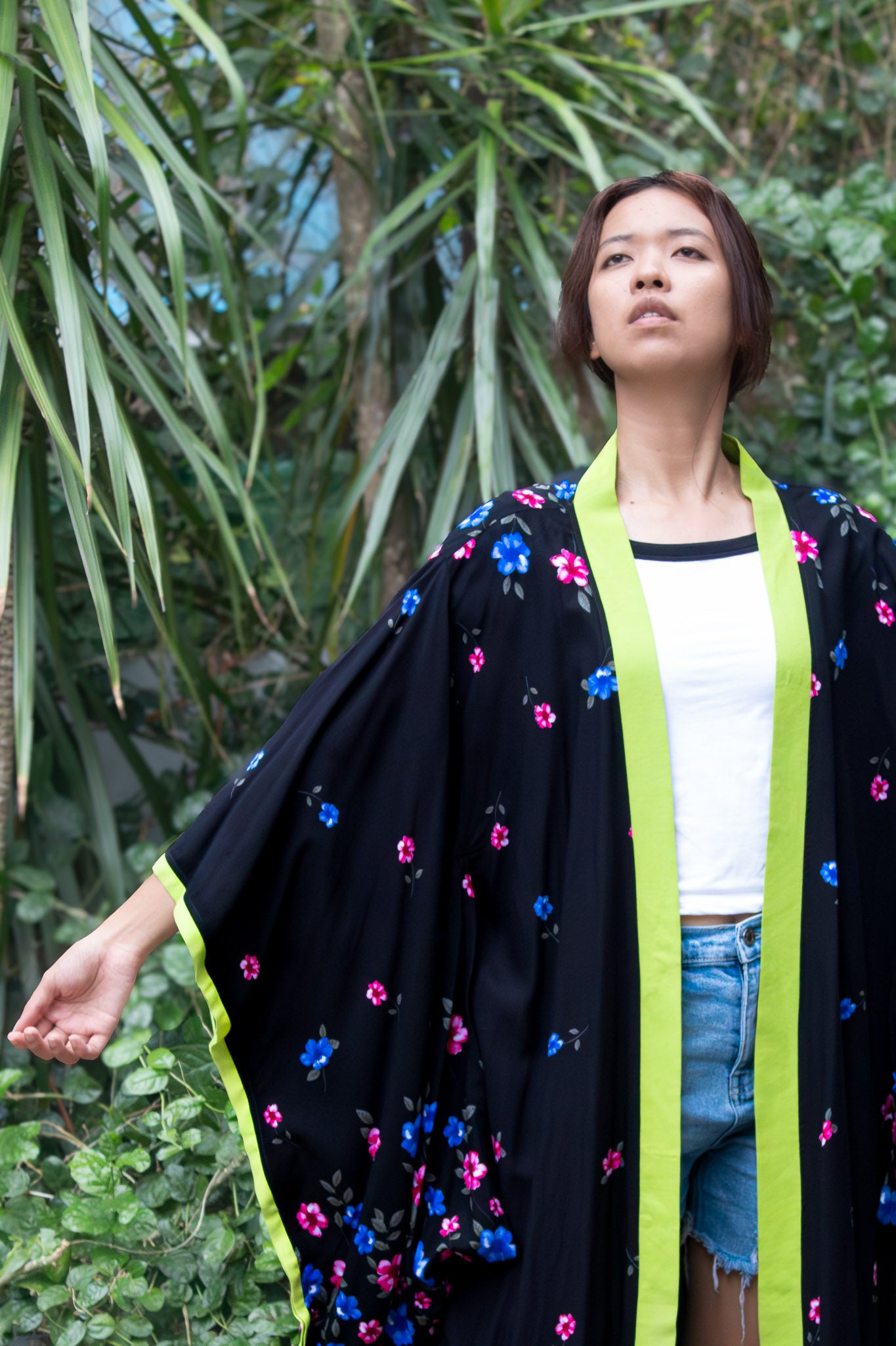 ✦ Night Blossom – Schwarzer und fließender Baumwollkimono mit Blumenmuster und passenden Akzenten