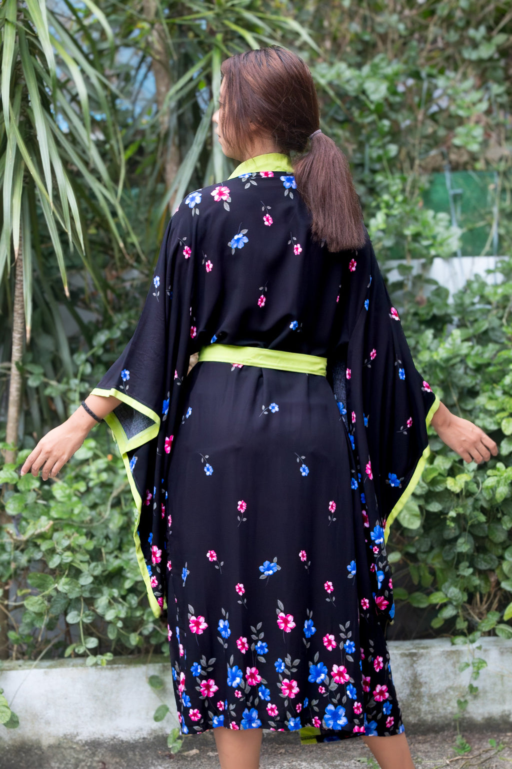✦ Night Blossom – Schwarzer und fließender Baumwollkimono mit Blumenmuster und passenden Akzenten
