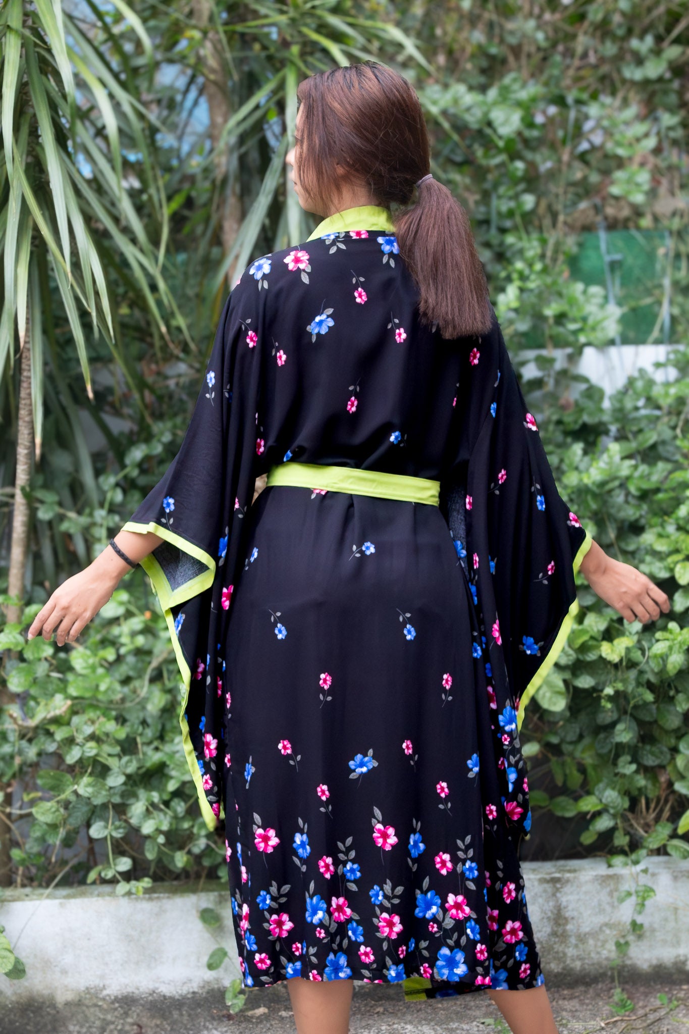 ✦ Night Blossom – Schwarzer und fließender Baumwollkimono mit Blumenmuster und passenden Akzenten