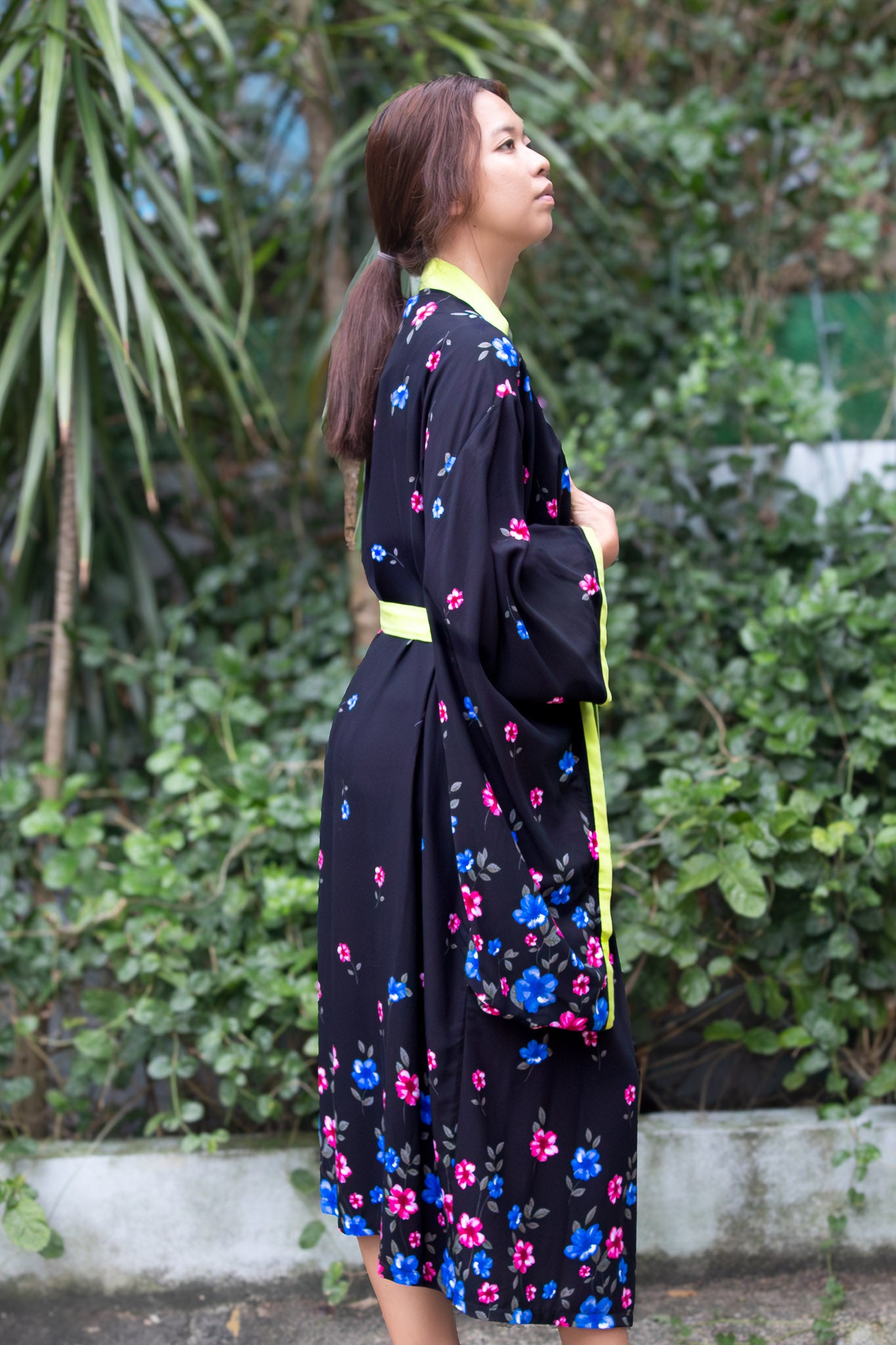 ✦ Night Blossom – Schwarzer und fließender Baumwollkimono mit Blumenmuster und passenden Akzenten
