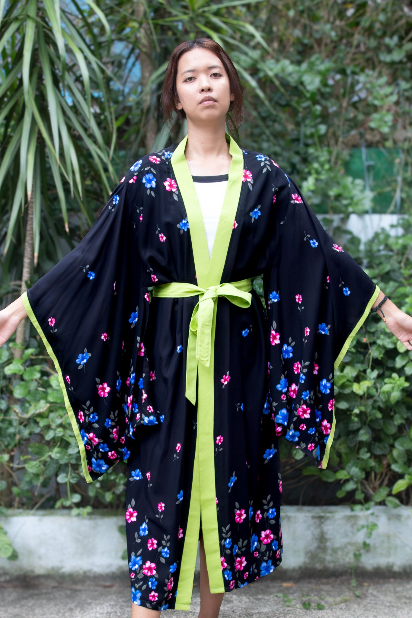 ✦ Night Blossom – Schwarzer und fließender Baumwollkimono mit Blumenmuster und passenden Akzenten