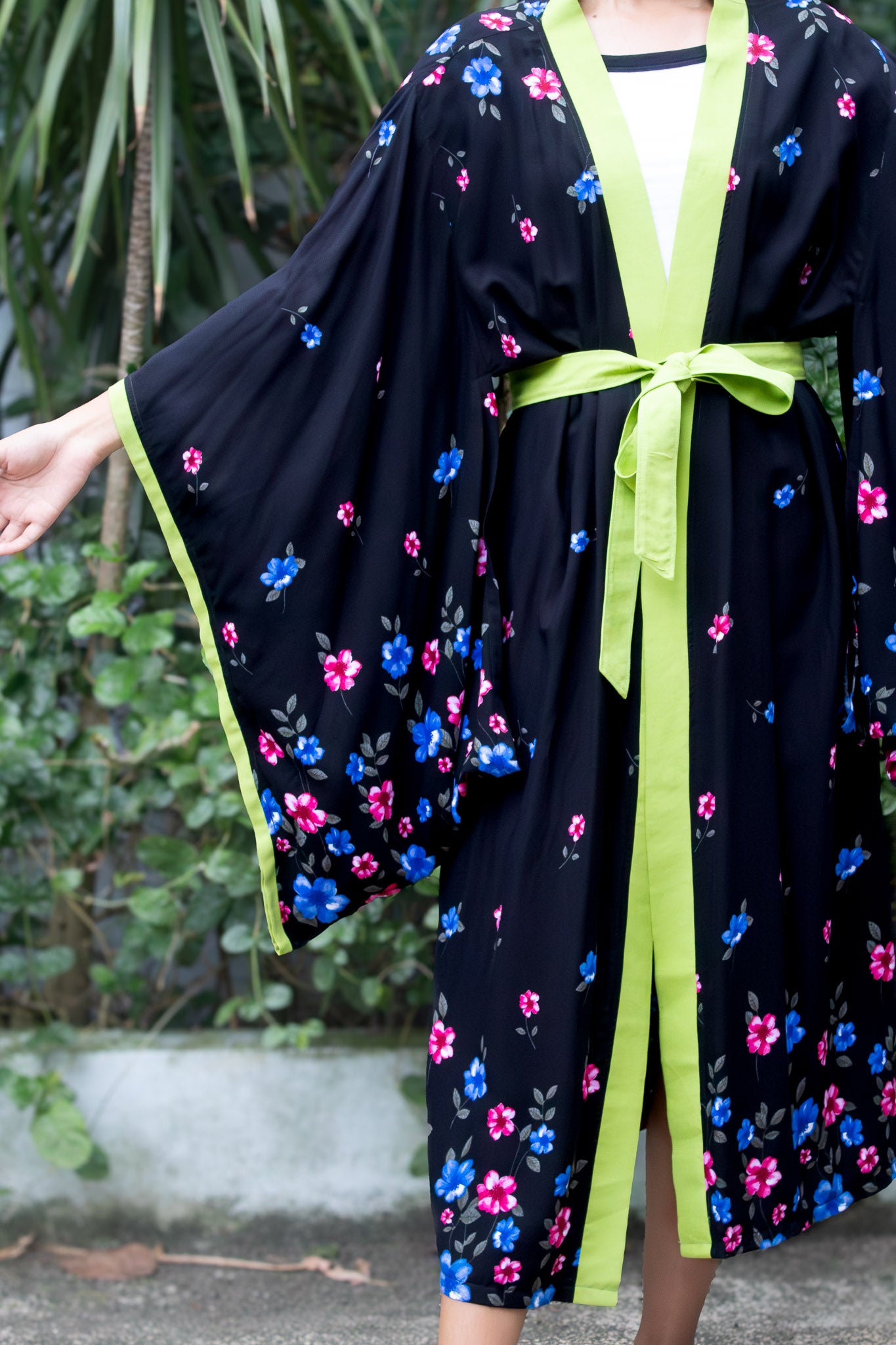 ✦ Night Blossom – Schwarzer und fließender Baumwollkimono mit Blumenmuster und passenden Akzenten