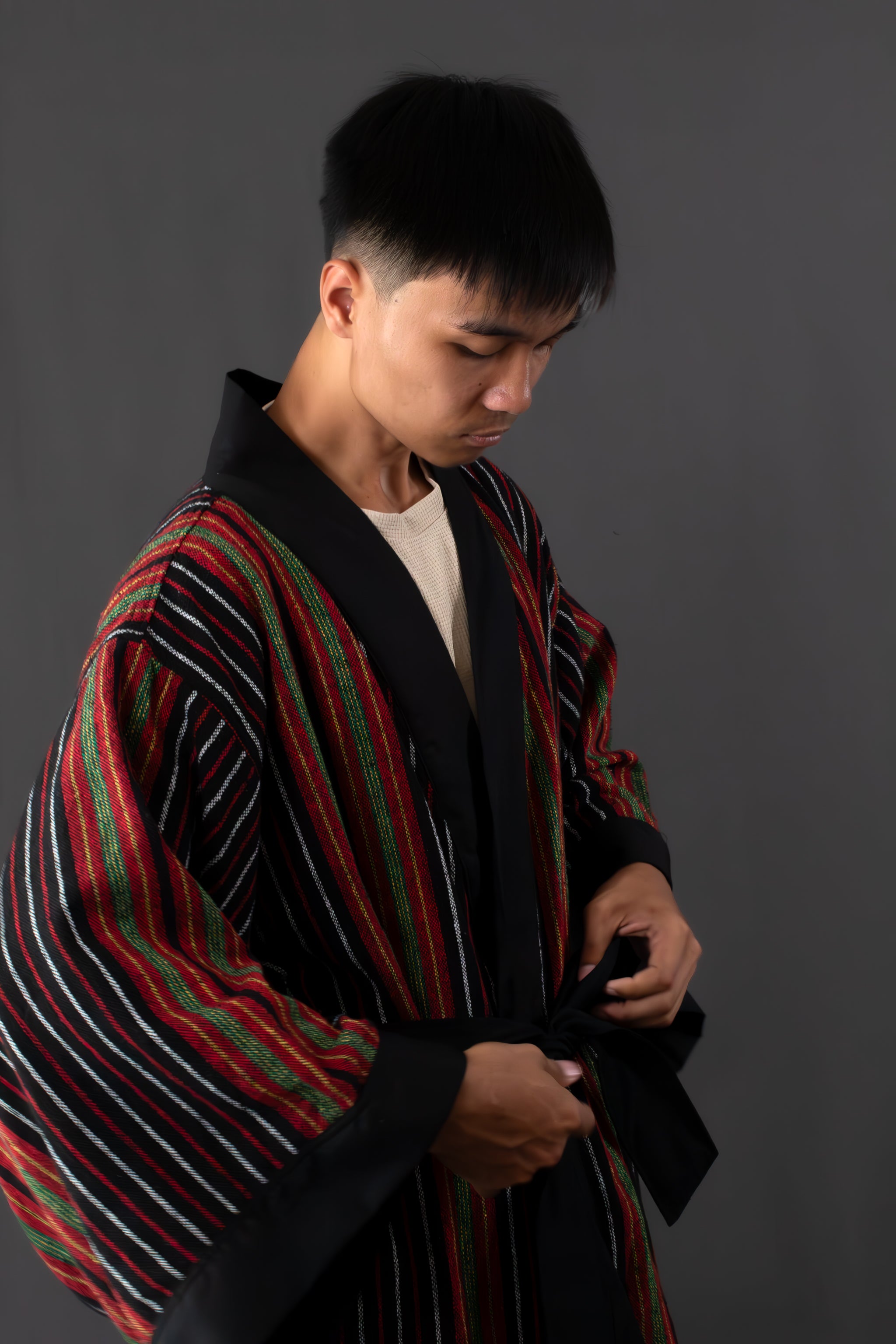 ✦ Tulay Wind - Ethno-Kimono mit schwarzen und roten Streifen