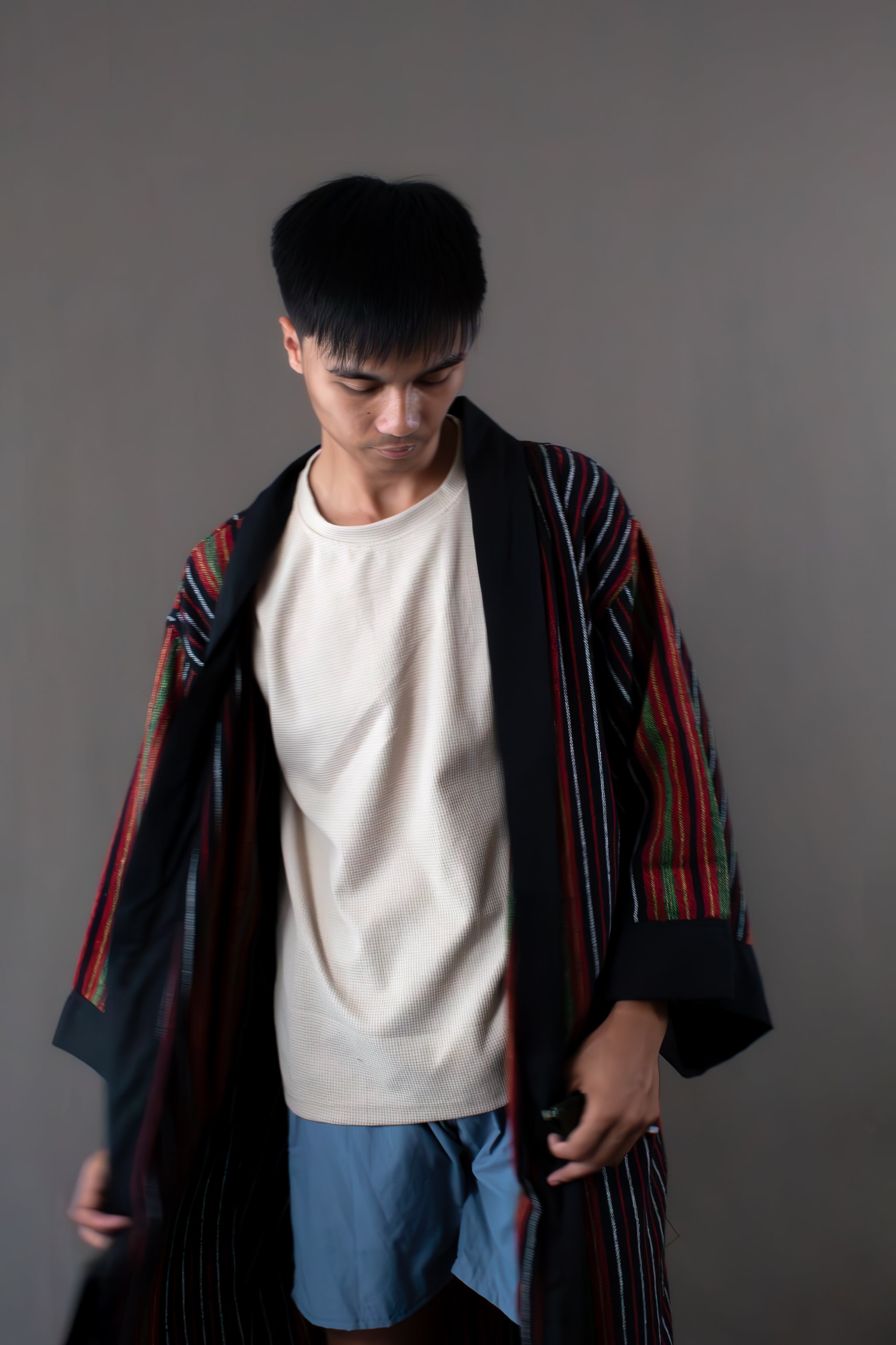 ✦ Tulay Wind - Ethno-Kimono mit schwarzen und roten Streifen