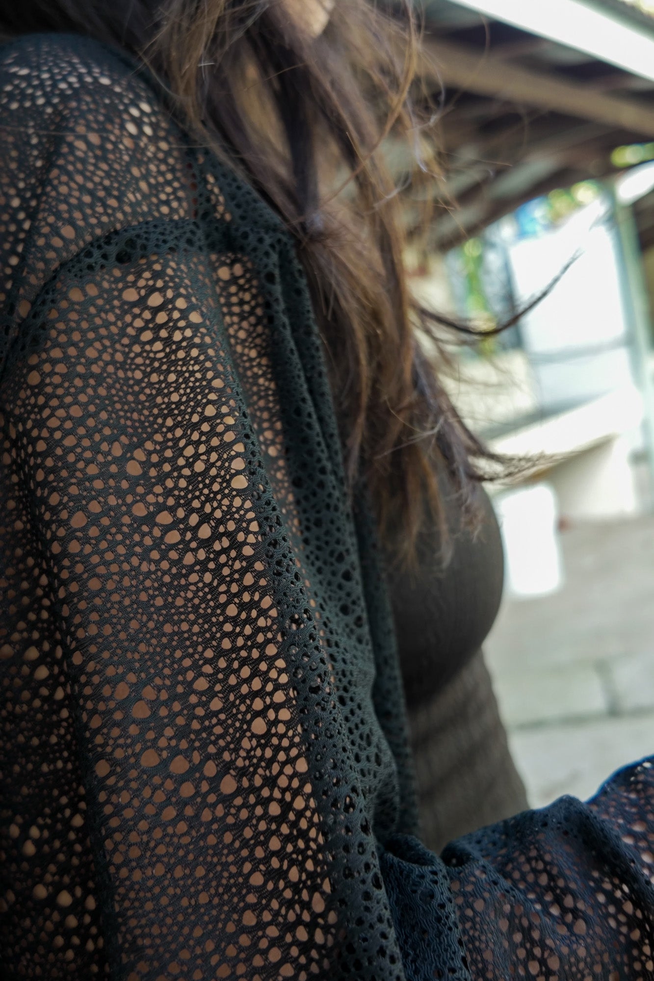 ✦ Moonlit Veil – Leichter schwarzer Kimono mit offenem Gewebe und Kapuze